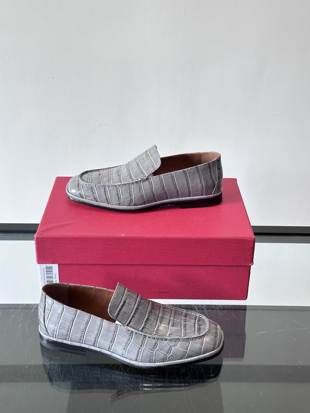 F菲拉格慕鳄鱼压纹乐福鞋这款乐福鞋采用鳄鱼压纹皮革，质感细腻耐用，低调又有奢华感十。经典平底设计，真皮大