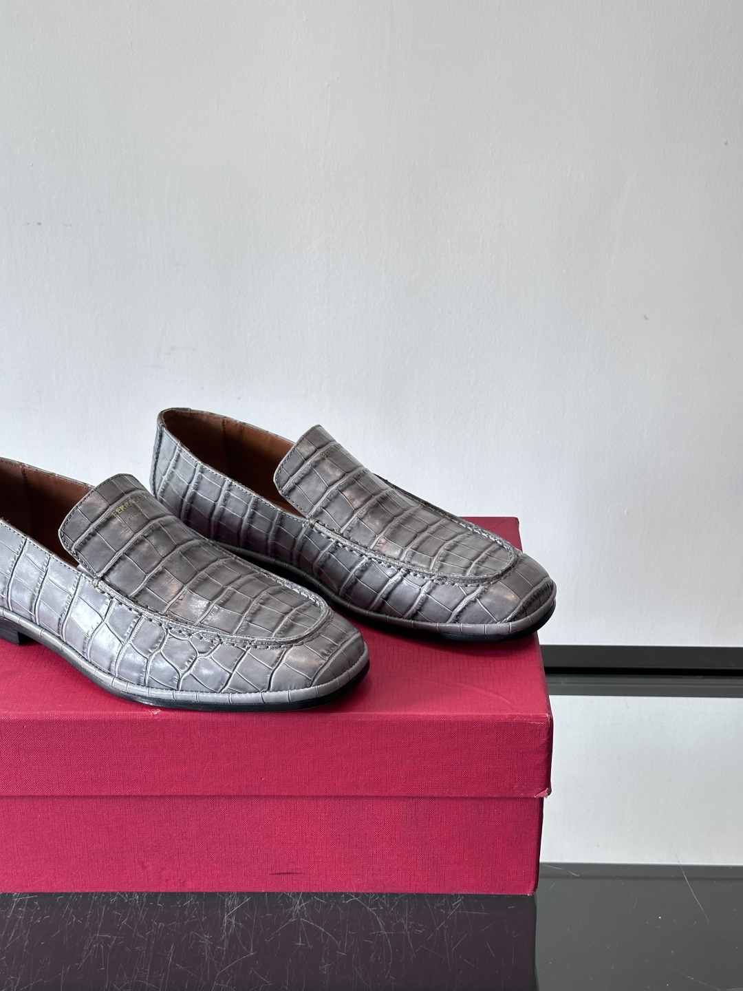 F菲拉格慕鳄鱼压纹乐福鞋这款乐福鞋采用鳄鱼压纹皮革，质感细腻耐用，低调又有奢华感十。经典平底设计，真皮大