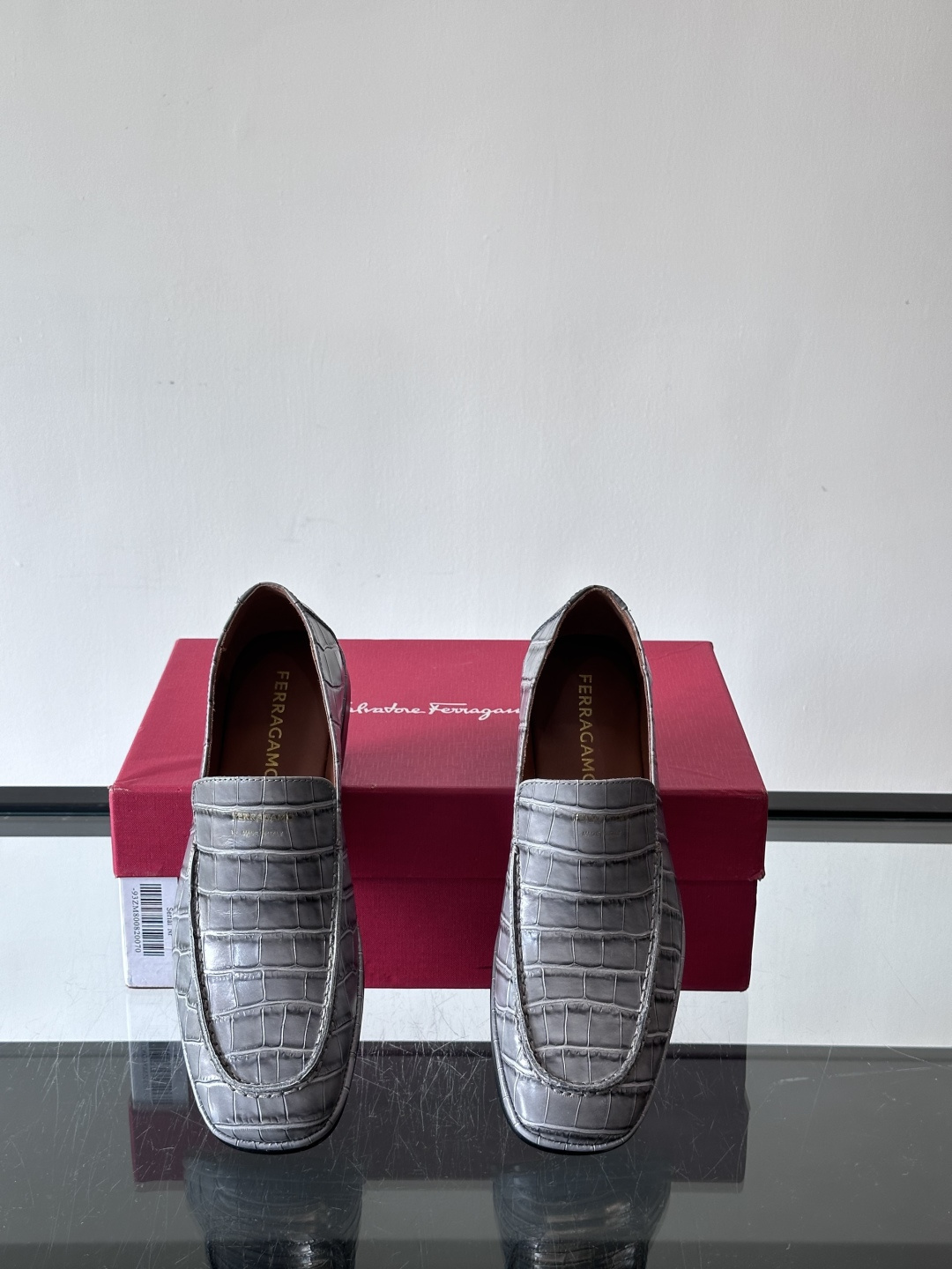 F菲拉格慕鳄鱼压纹乐福鞋这款乐福鞋采用鳄鱼压纹皮革，质感细腻耐用，低调又有奢华感十。经典平底设计，真皮大