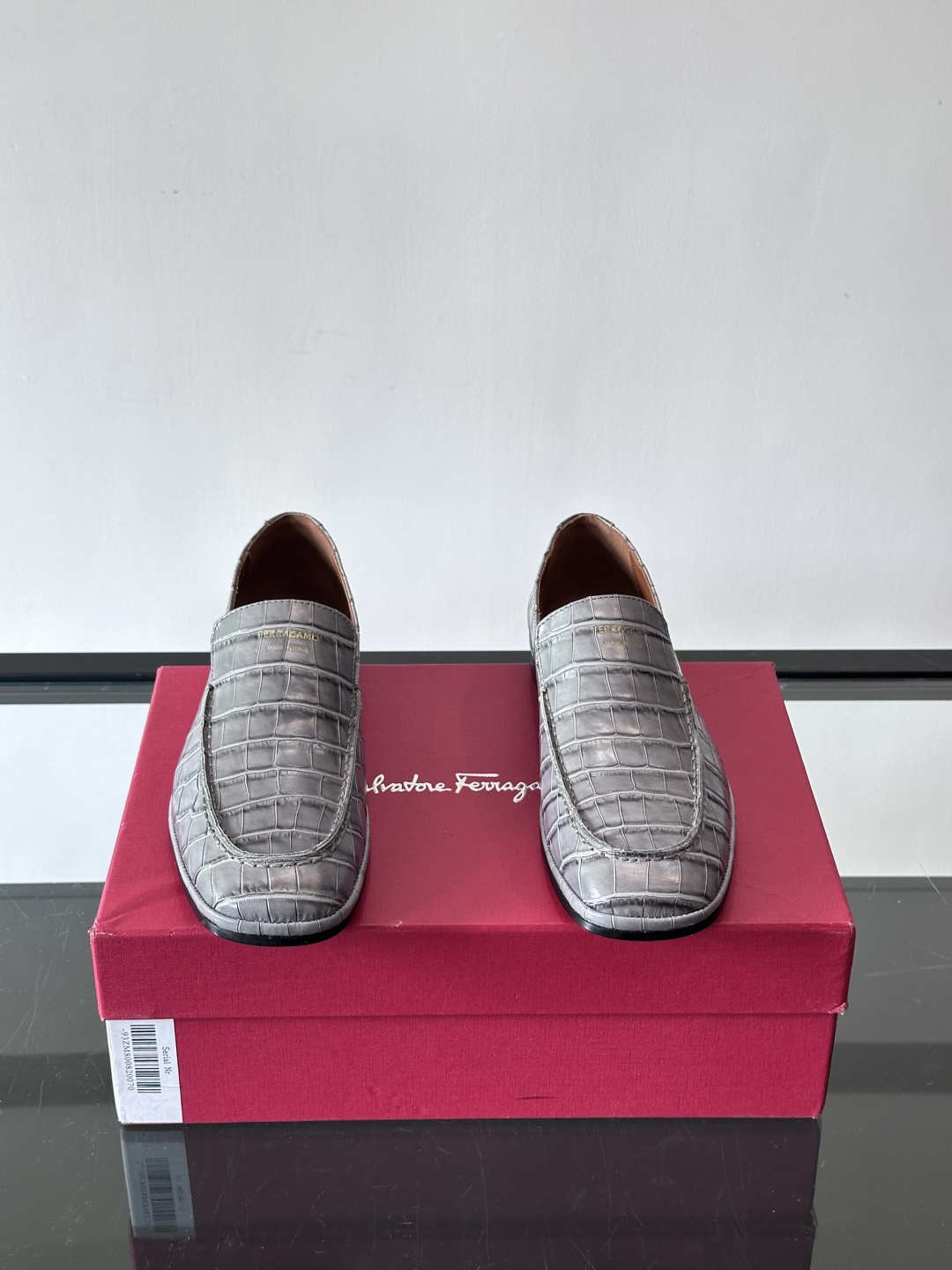 F菲拉格慕鳄鱼压纹乐福鞋这款乐福鞋采用鳄鱼压纹皮革，质感细腻耐用，低调又有奢华感十。经典平底设计，真皮大