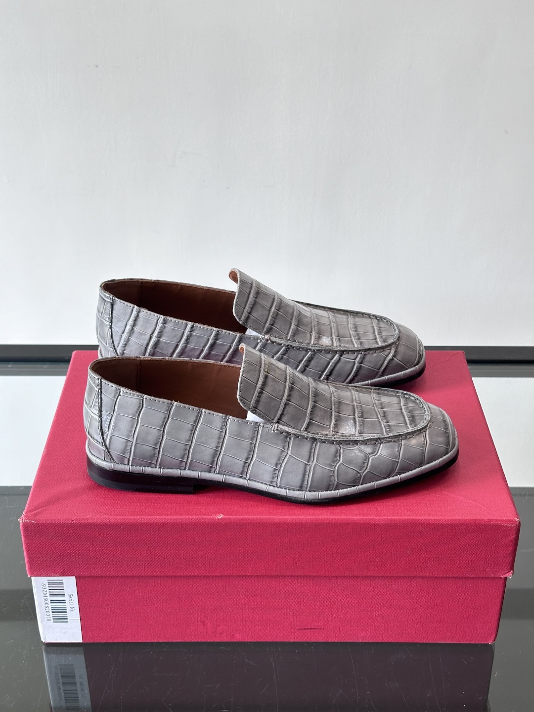 F菲拉格慕鳄鱼压纹乐福鞋这款乐福鞋采用鳄鱼压纹皮革，质感细腻耐用，低调又有奢华感十。经典平底设计，真皮大