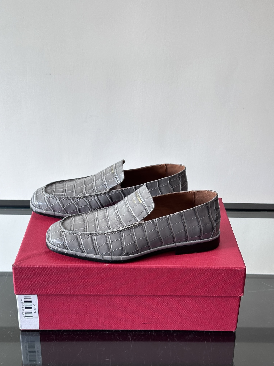 F菲拉格慕鳄鱼压纹乐福鞋这款乐福鞋采用鳄鱼压纹皮革，质感细腻耐用，低调又有奢华感十。经典平底设计，真皮大