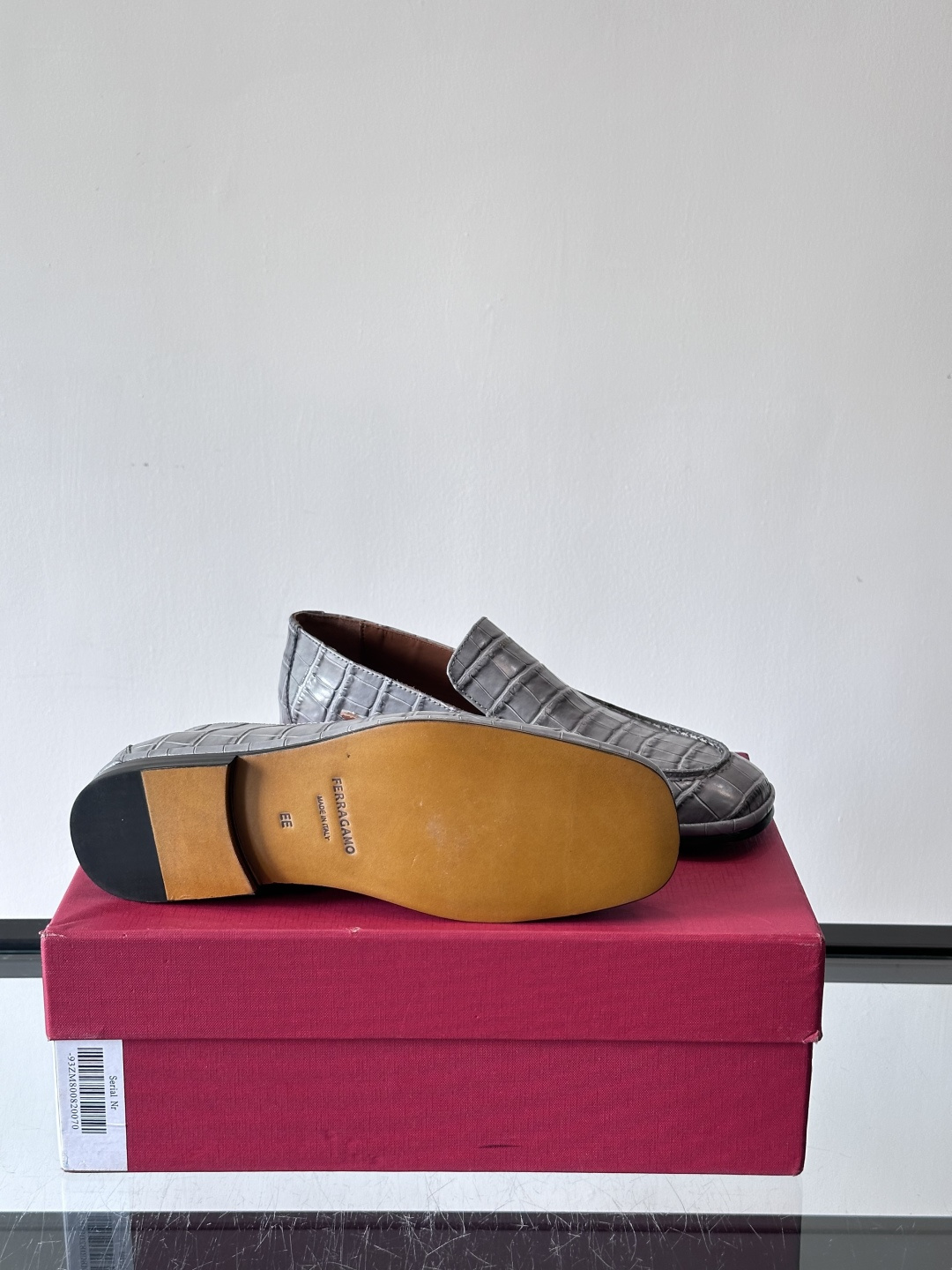 F菲拉格慕鳄鱼压纹乐福鞋这款乐福鞋采用鳄鱼压纹皮革，质感细腻耐用，低调又有奢华感十。经典平底设计，真皮大