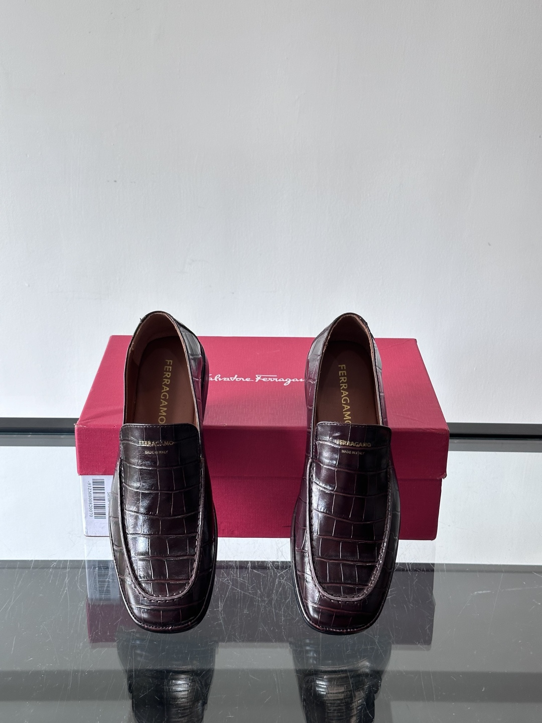 F菲拉格慕鳄鱼压纹乐福鞋这款乐福鞋采用鳄鱼压纹皮革，质感细腻耐用，低调又有奢华感十。经典平底设计，真皮大