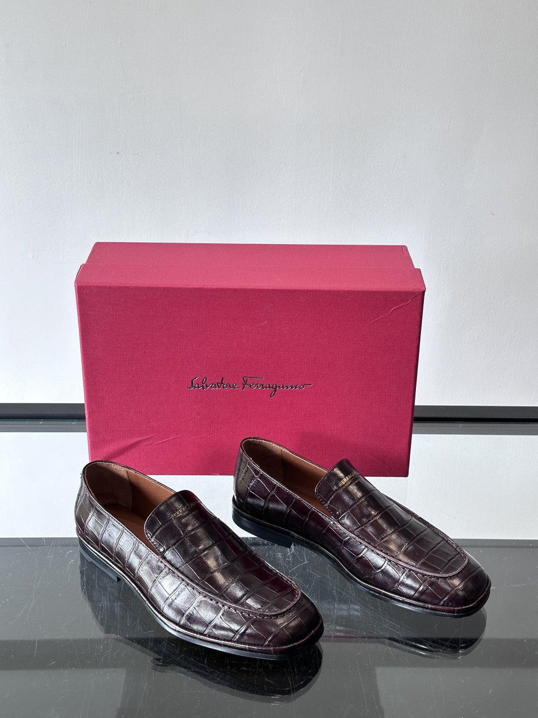 F菲拉格慕鳄鱼压纹乐福鞋这款乐福鞋采用鳄鱼压纹皮革，质感细腻耐用，低调又有奢华感十。经典平底设计，真皮大