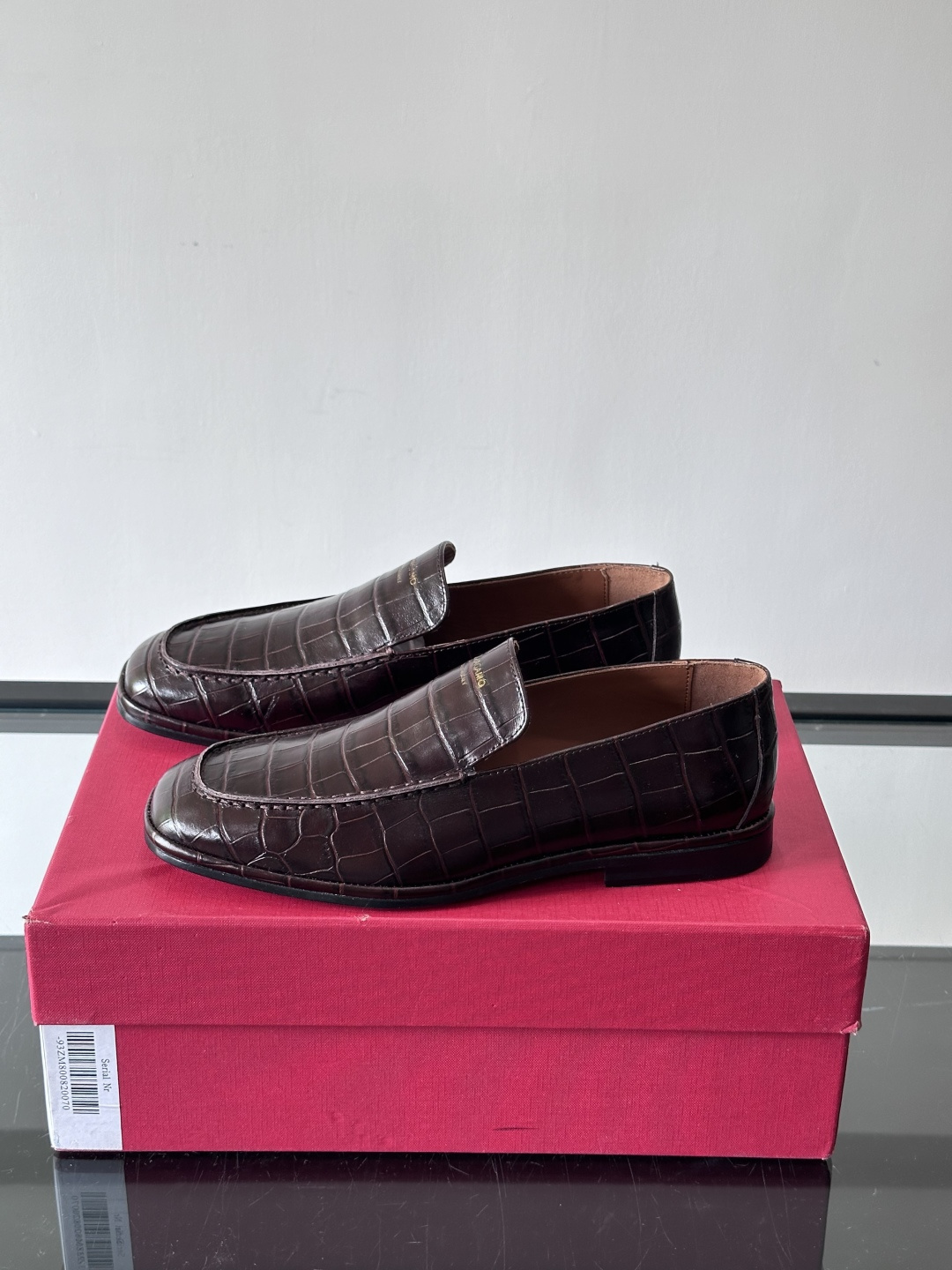 F菲拉格慕鳄鱼压纹乐福鞋这款乐福鞋采用鳄鱼压纹皮革，质感细腻耐用，低调又有奢华感十。经典平底设计，真皮大