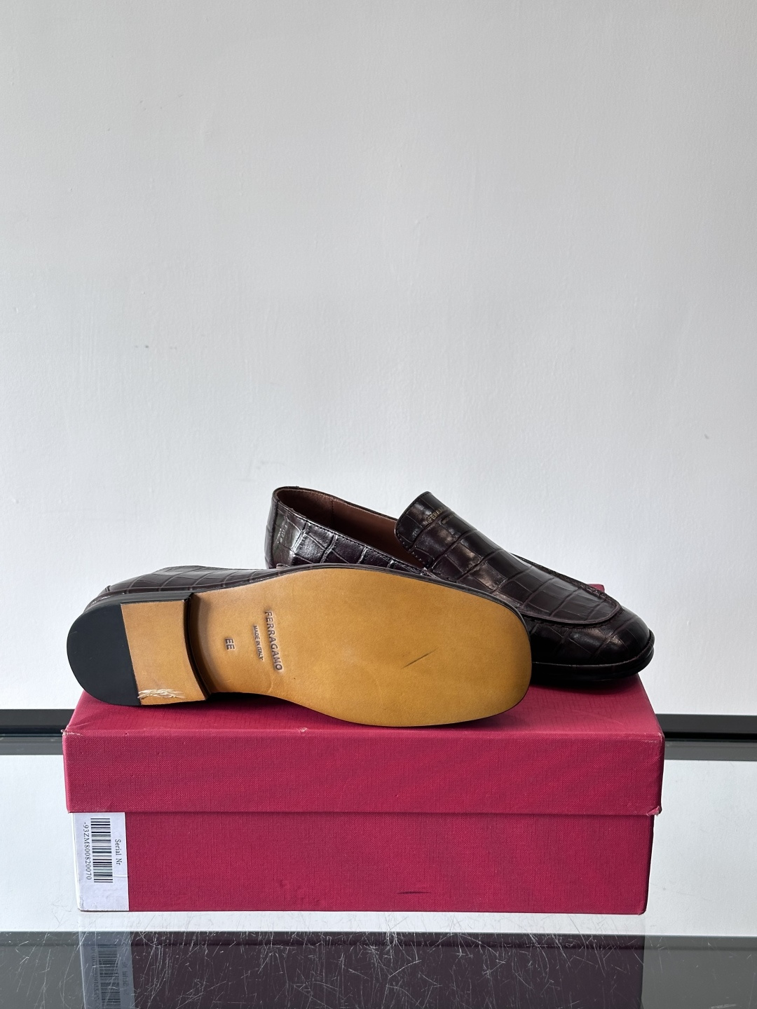 F菲拉格慕鳄鱼压纹乐福鞋这款乐福鞋采用鳄鱼压纹皮革，质感细腻耐用，低调又有奢华感十。经典平底设计，真皮大