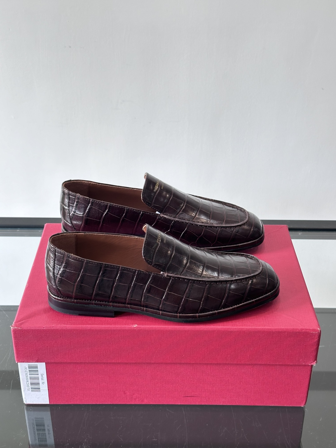 F菲拉格慕鳄鱼压纹乐福鞋这款乐福鞋采用鳄鱼压纹皮革，质感细腻耐用，低调又有奢华感十。经典平底设计，真皮大