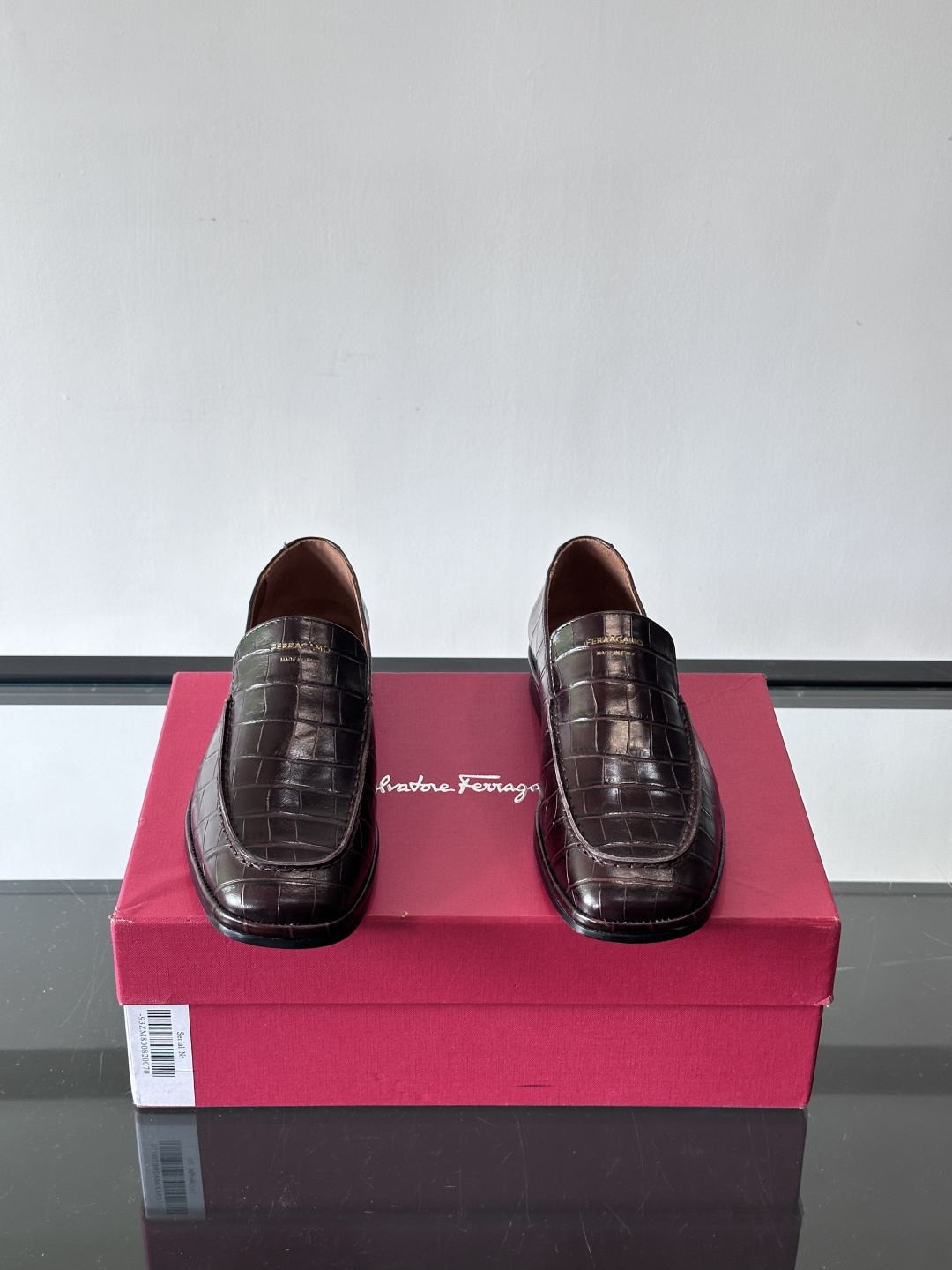 F菲拉格慕鳄鱼压纹乐福鞋这款乐福鞋采用鳄鱼压纹皮革，质感细腻耐用，低调又有奢华感十。经典平底设计，真皮大