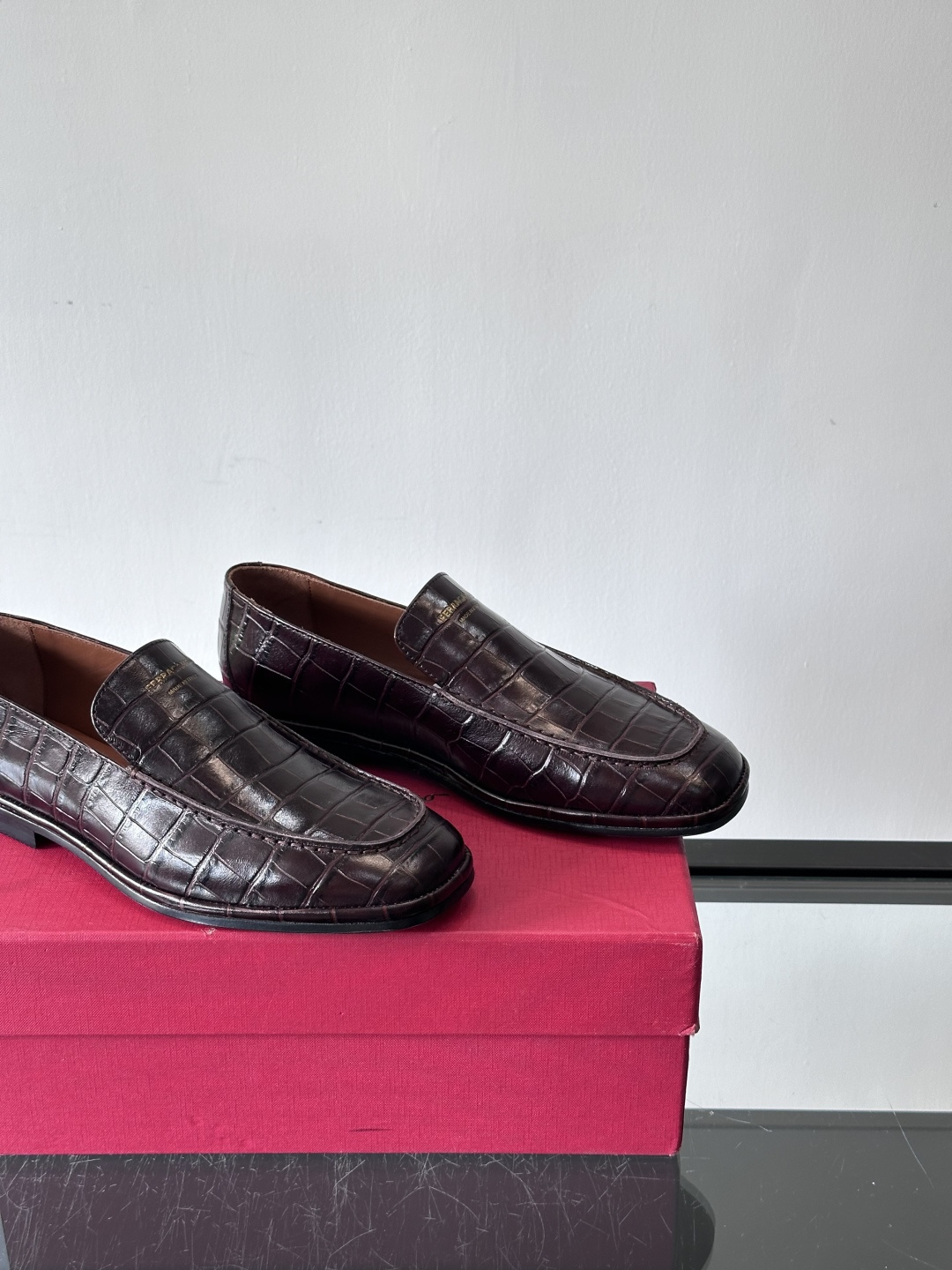 F菲拉格慕鳄鱼压纹乐福鞋这款乐福鞋采用鳄鱼压纹皮革，质感细腻耐用，低调又有奢华感十。经典平底设计，真皮大