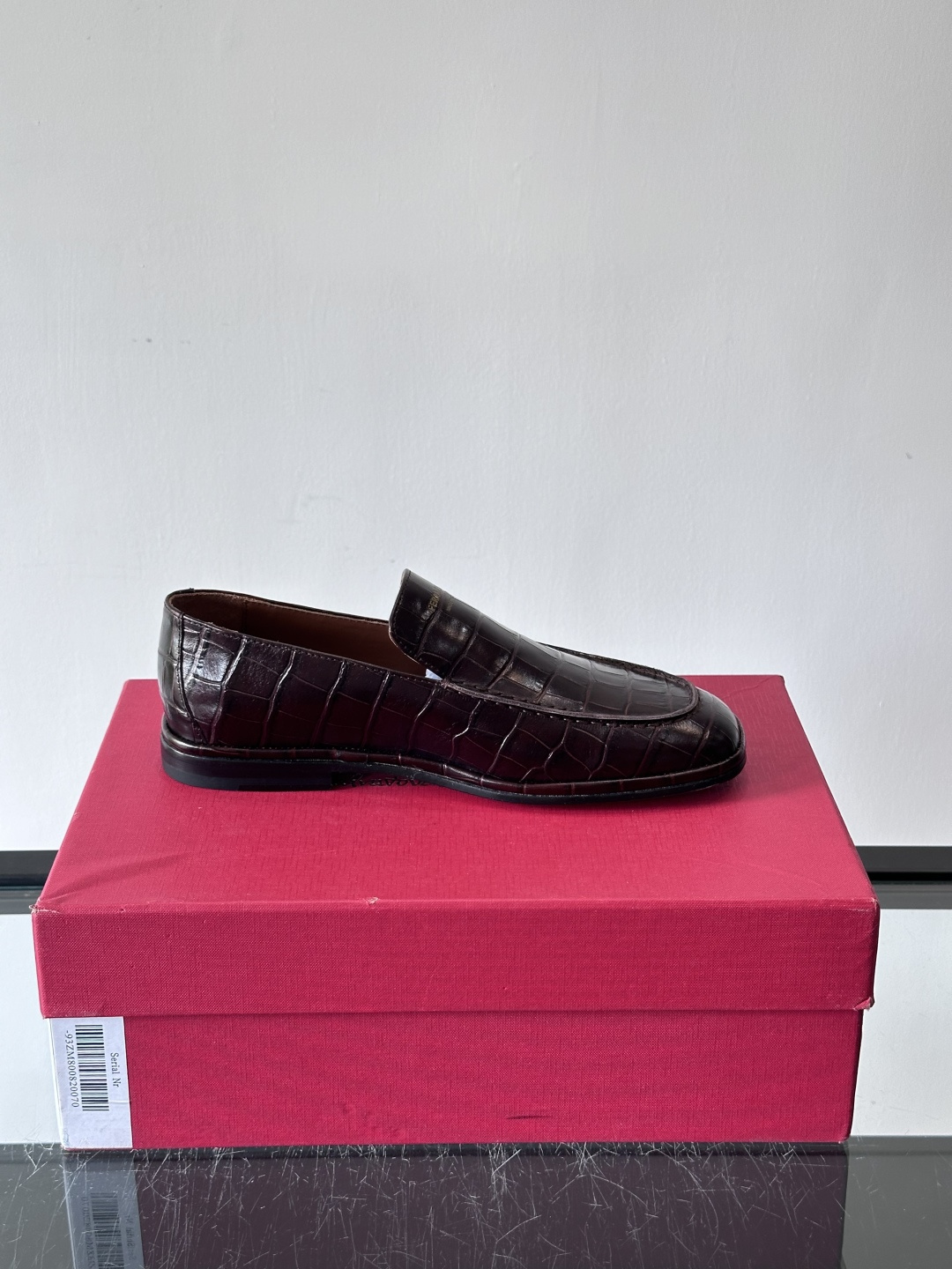 F菲拉格慕鳄鱼压纹乐福鞋这款乐福鞋采用鳄鱼压纹皮革，质感细腻耐用，低调又有奢华感十。经典平底设计，真皮大