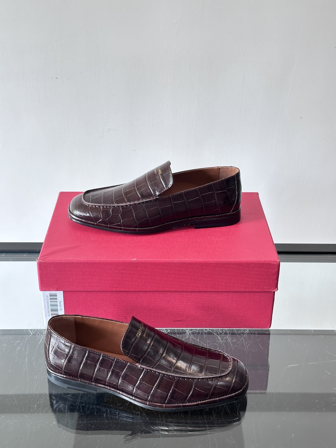 F菲拉格慕鳄鱼压纹乐福鞋这款乐福鞋采用鳄鱼压纹皮革，质感细腻耐用，低调又有奢华感十。经典平底设计，真皮大