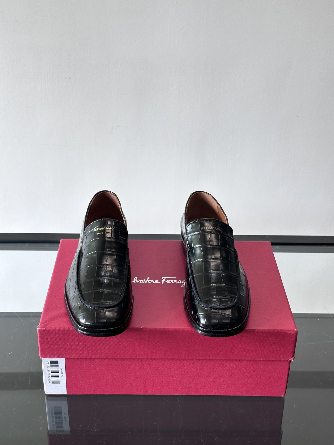 F菲拉格慕鳄鱼压纹乐福鞋这款乐福鞋采用鳄鱼压纹皮革，质感细腻耐用，低调又有奢华感十。经典平底设计，真皮大