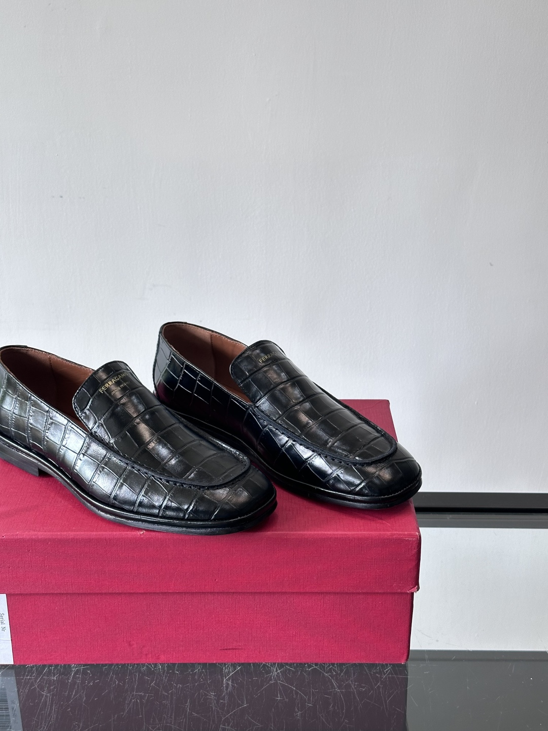 F菲拉格慕鳄鱼压纹乐福鞋这款乐福鞋采用鳄鱼压纹皮革，质感细腻耐用，低调又有奢华感十。经典平底设计，真皮大