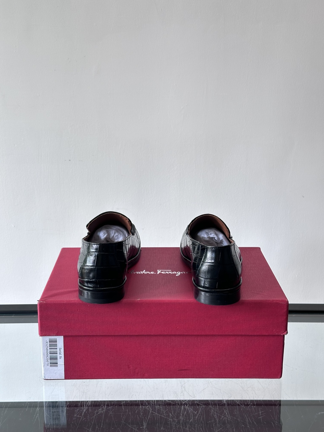 F菲拉格慕鳄鱼压纹乐福鞋这款乐福鞋采用鳄鱼压纹皮革，质感细腻耐用，低调又有奢华感十。经典平底设计，真皮大