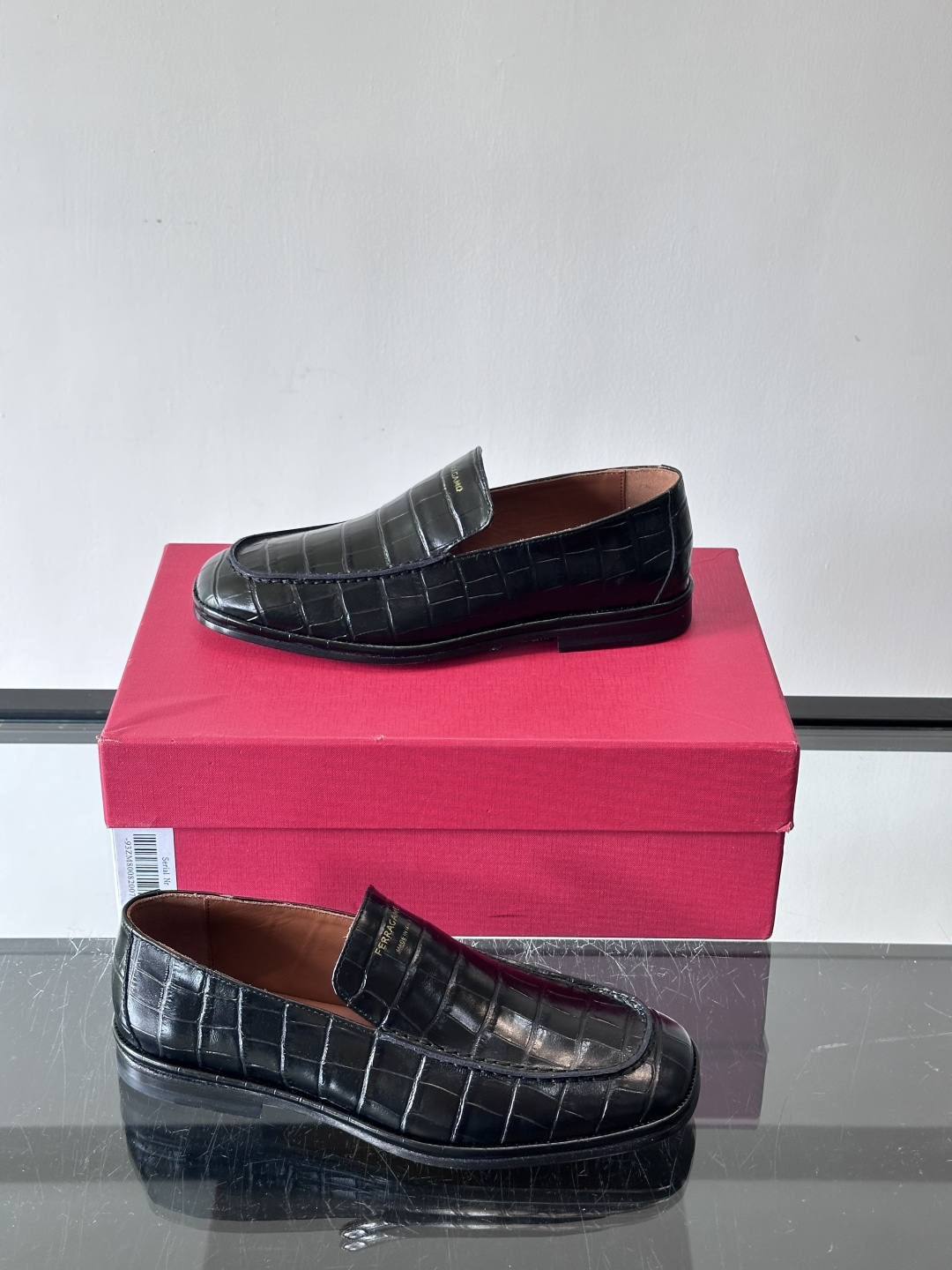 F菲拉格慕鳄鱼压纹乐福鞋这款乐福鞋采用鳄鱼压纹皮革，质感细腻耐用，低调又有奢华感十。经典平底设计，真皮大