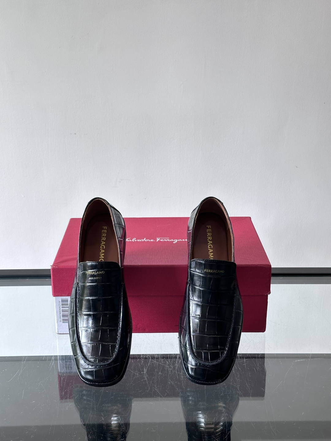 F菲拉格慕鳄鱼压纹乐福鞋这款乐福鞋采用鳄鱼压纹皮革，质感细腻耐用，低调又有奢华感十。经典平底设计，真皮大