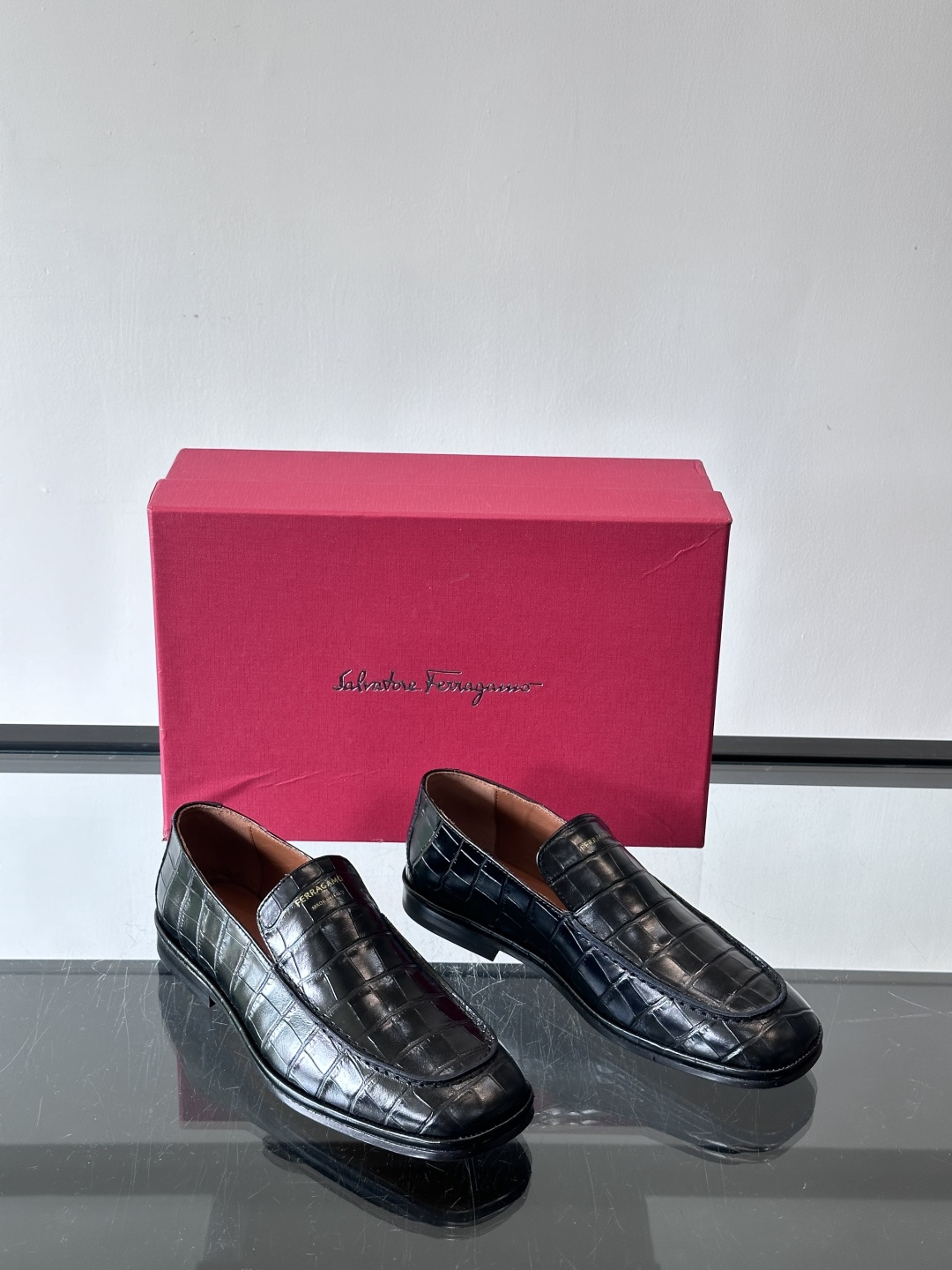 F菲拉格慕鳄鱼压纹乐福鞋这款乐福鞋采用鳄鱼压纹皮革，质感细腻耐用，低调又有奢华感十。经典平底设计，真皮大