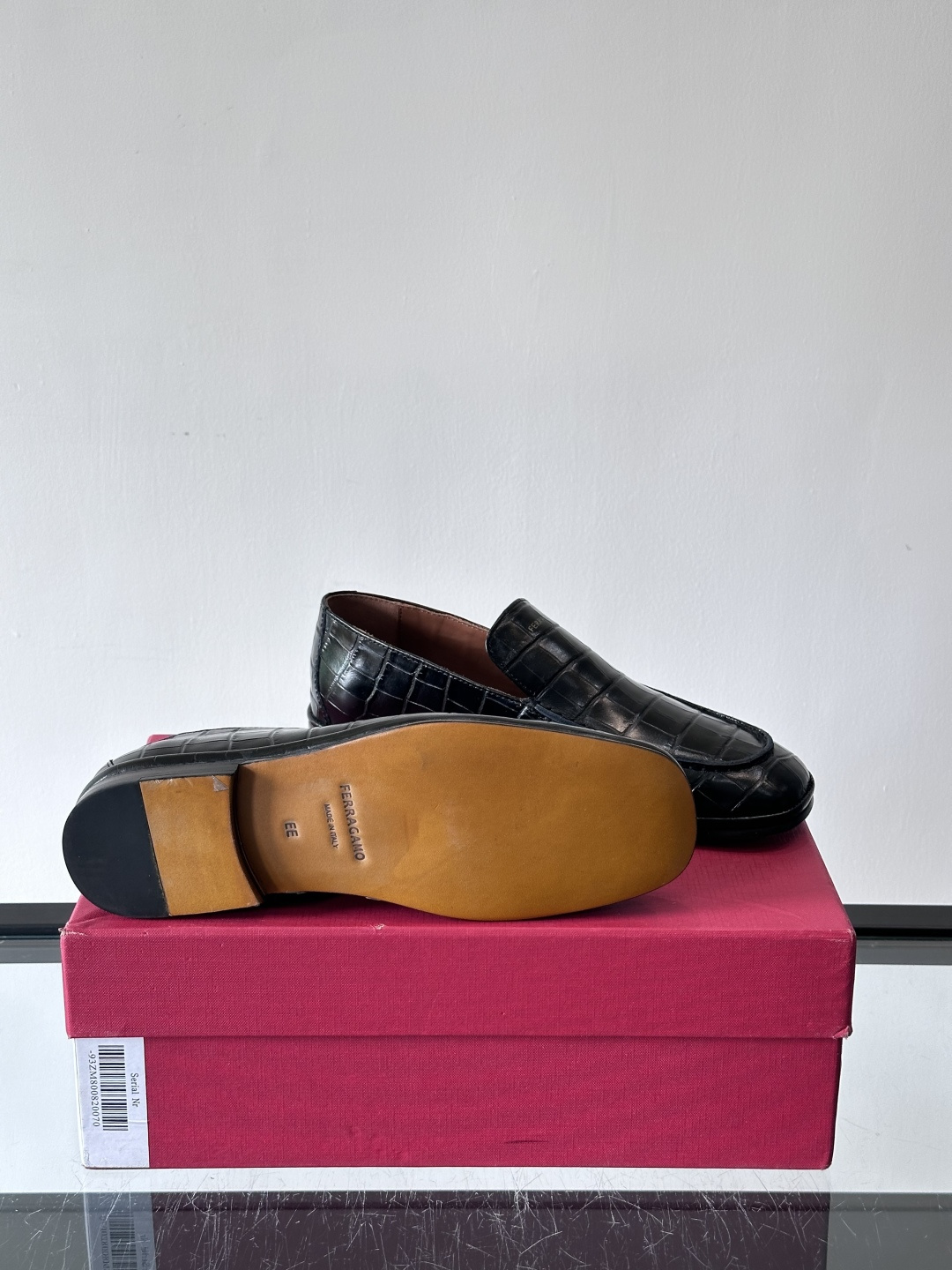 F菲拉格慕鳄鱼压纹乐福鞋这款乐福鞋采用鳄鱼压纹皮革，质感细腻耐用，低调又有奢华感十。经典平底设计，真皮大