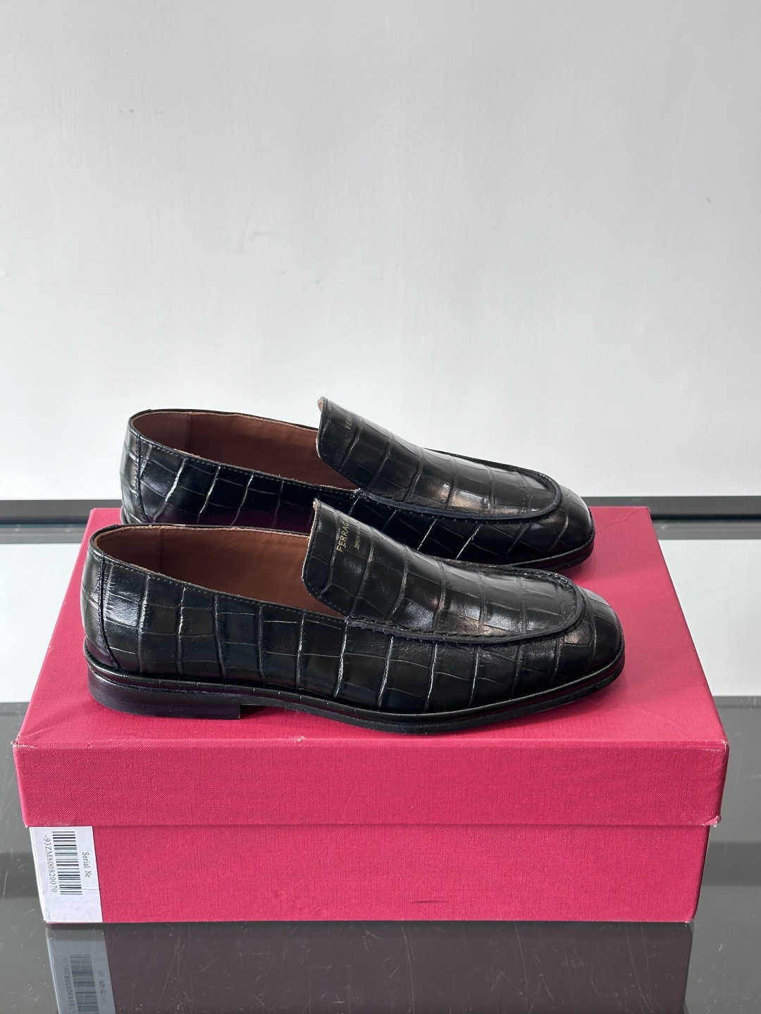 F菲拉格慕鳄鱼压纹乐福鞋这款乐福鞋采用鳄鱼压纹皮革，质感细腻耐用，低调又有奢华感十。经典平底设计，真皮大