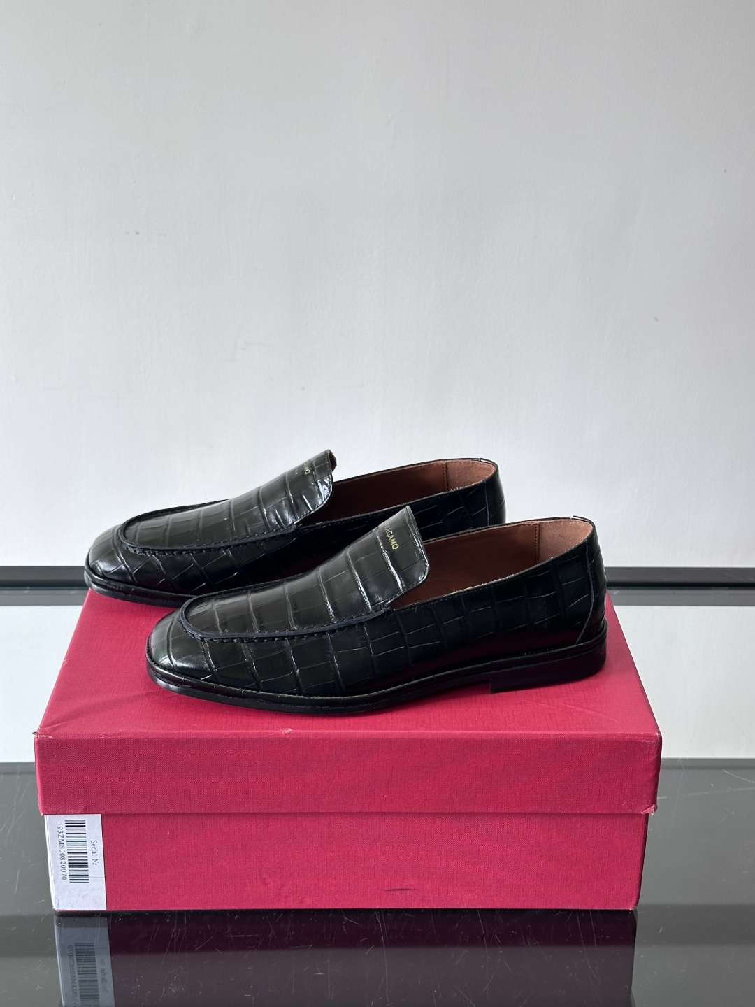 F菲拉格慕鳄鱼压纹乐福鞋这款乐福鞋采用鳄鱼压纹皮革，质感细腻耐用，低调又有奢华感十。经典平底设计，真皮大