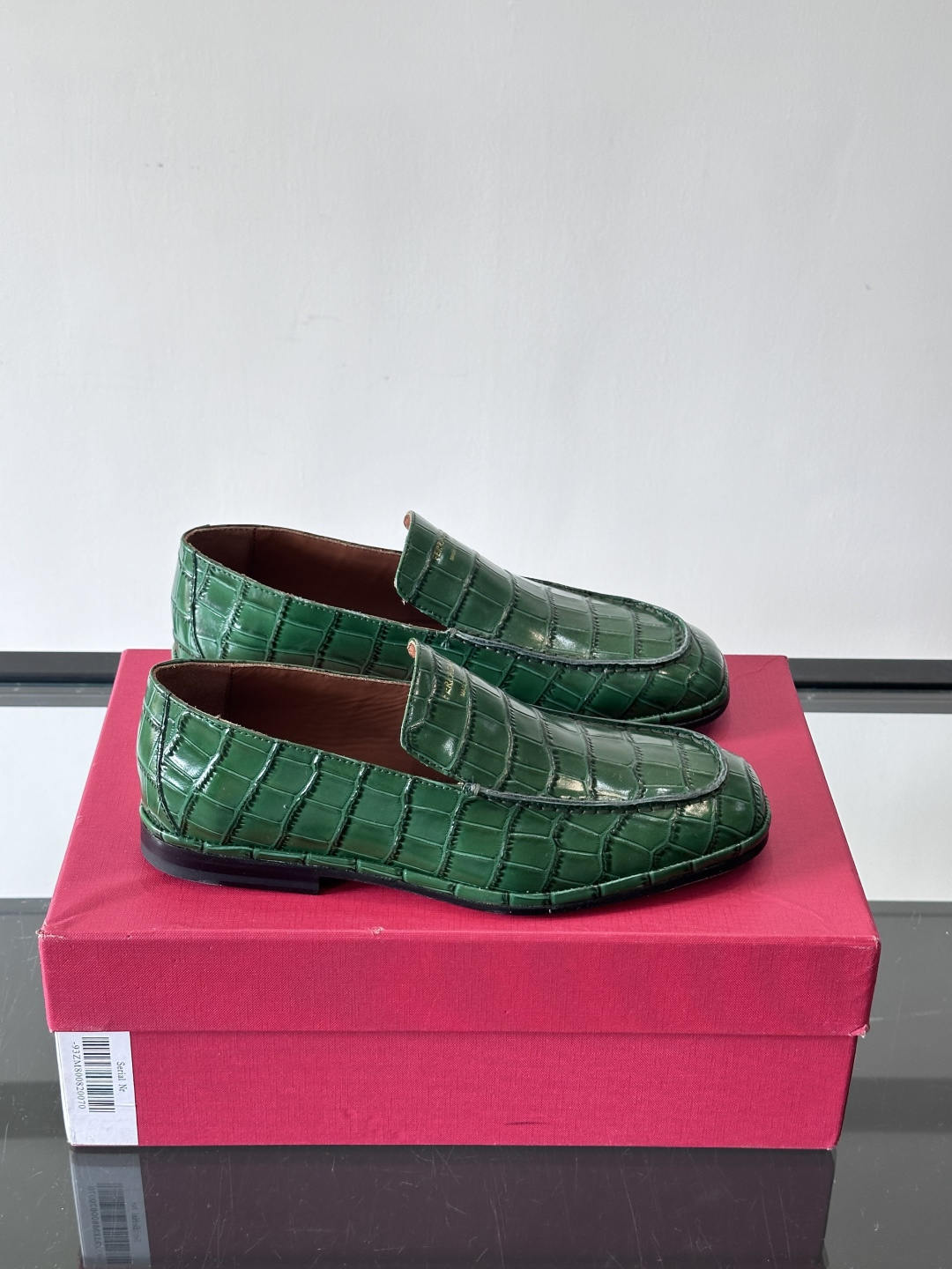 NO:620553,F Ferragamo crocodile-embossed loafers. These loafers are made of crocodile-embossed leather, with a delicate and durable texture, low-key and luxurious feel. Classic flat-soled design, genuine leather outsole, very suitable for daily commuting or business occasions. Lined with soft leather, comfortable to wear without rubbing on the feet. Red gift box packaging, bronzing logo, very ceremonial gift-giving. Wide range of sizes, suitable for various foot types, practical and fashionable!  , size39-44 (customized at 38.45), Ferragamo leather shoes, ferragamo, loafers, Leather soles19860909F菲拉格慕鳄鱼压纹乐福鞋 这款乐福鞋采用鳄鱼压纹皮革,质感细腻耐用,低调又有奢华感十.经典平底设计,真皮大底,日常通勤或商务场合都很适合.内衬柔软皮革,穿着舒适不磨脚.红色礼盒包装,烫金Logo,送礼超有仪式感门.尺码覆盖广,适合各种脚型,实用又时尚！ ,size39-44（38.45定做）,菲拉格慕 皮鞋,ferragamo,loafers,Leather soles,Men's shoes