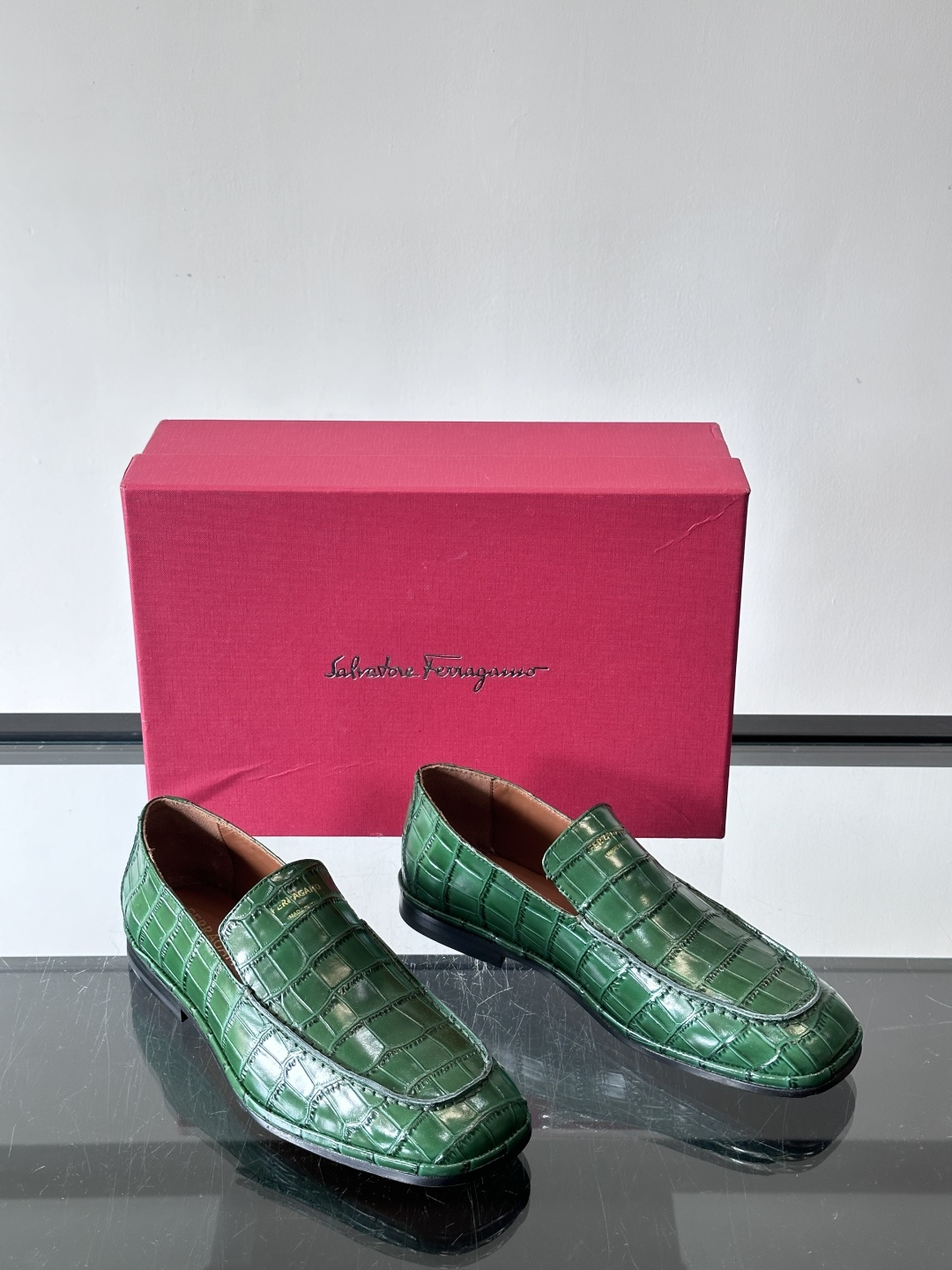 F菲拉格慕鳄鱼压纹乐福鞋这款乐福鞋采用鳄鱼压纹皮革，质感细腻耐用，低调又有奢华感十。经典平底设计，真皮大