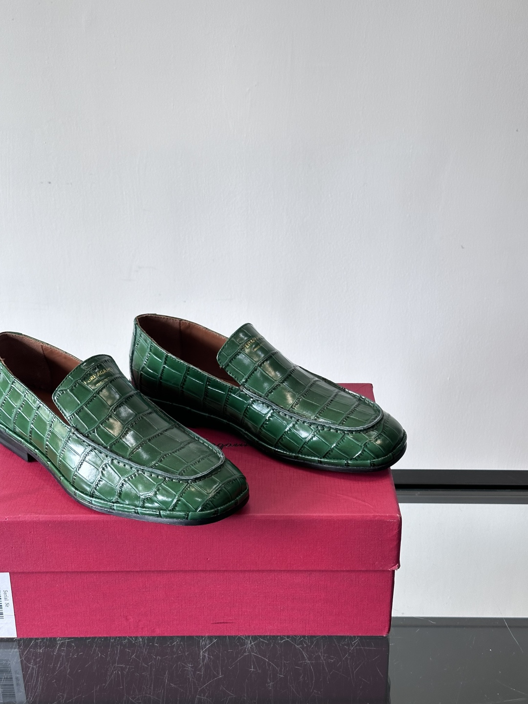 F菲拉格慕鳄鱼压纹乐福鞋这款乐福鞋采用鳄鱼压纹皮革，质感细腻耐用，低调又有奢华感十。经典平底设计，真皮大