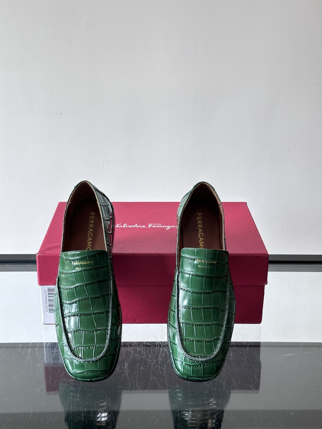 F菲拉格慕鳄鱼压纹乐福鞋这款乐福鞋采用鳄鱼压纹皮革，质感细腻耐用，低调又有奢华感十。经典平底设计，真皮大