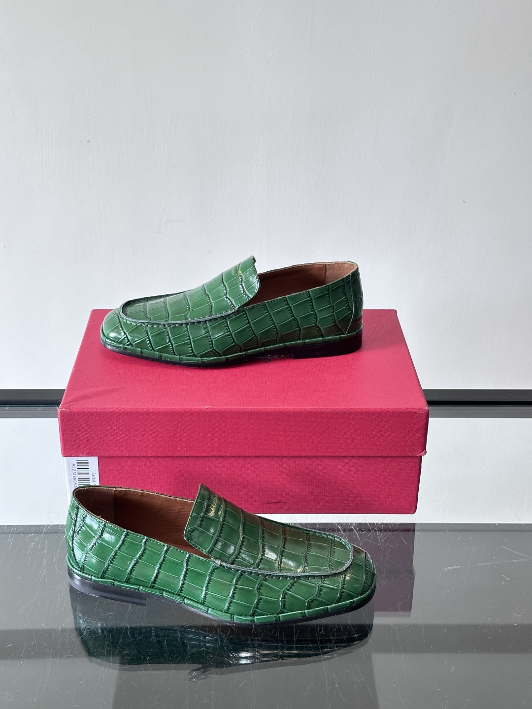 F菲拉格慕鳄鱼压纹乐福鞋这款乐福鞋采用鳄鱼压纹皮革，质感细腻耐用，低调又有奢华感十。经典平底设计，真皮大