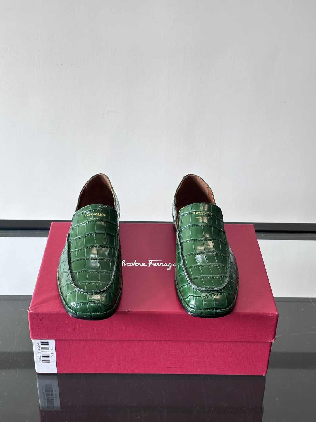 F菲拉格慕鳄鱼压纹乐福鞋这款乐福鞋采用鳄鱼压纹皮革，质感细腻耐用，低调又有奢华感十。经典平底设计，真皮大