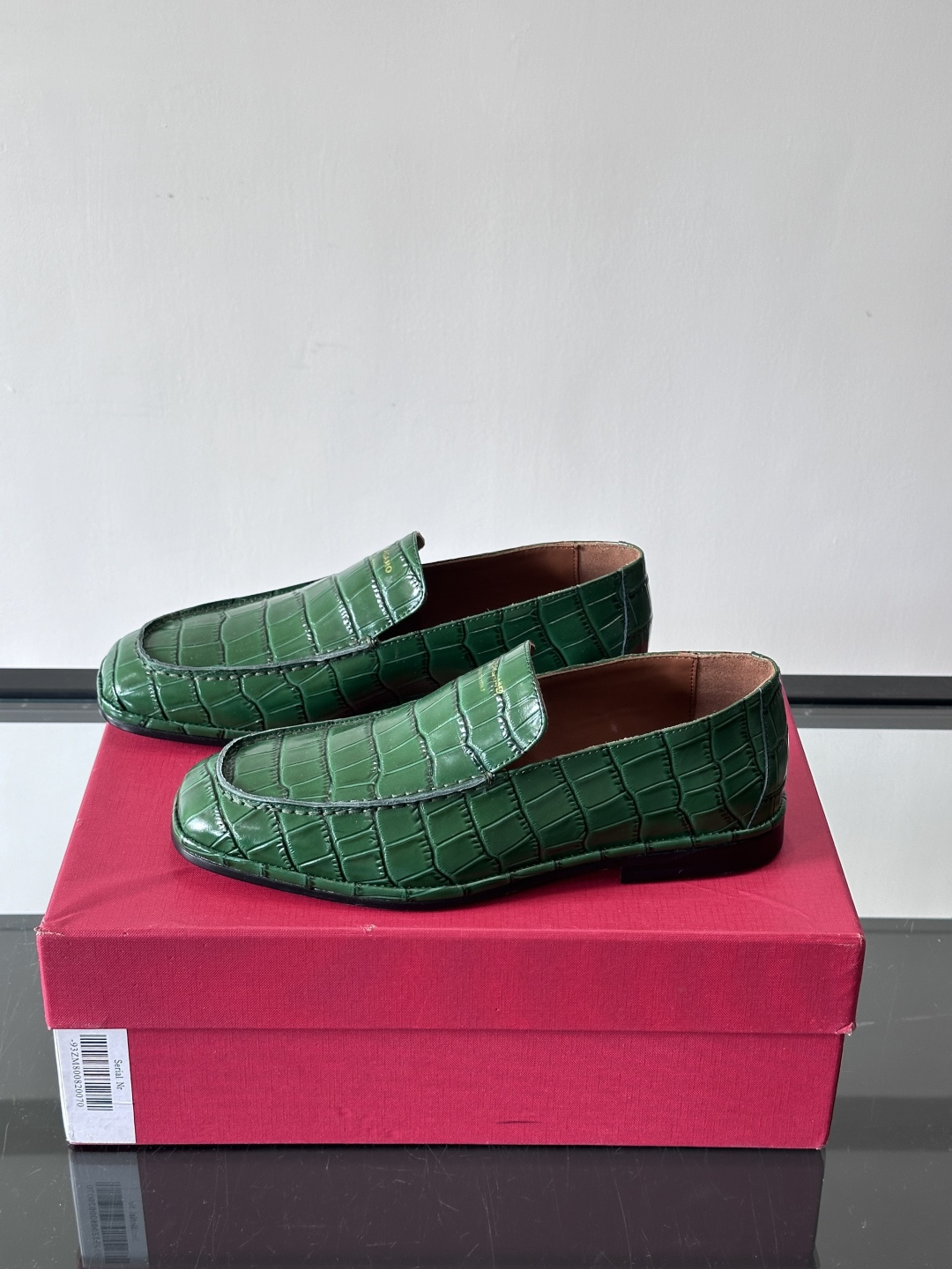 F菲拉格慕鳄鱼压纹乐福鞋这款乐福鞋采用鳄鱼压纹皮革，质感细腻耐用，低调又有奢华感十。经典平底设计，真皮大