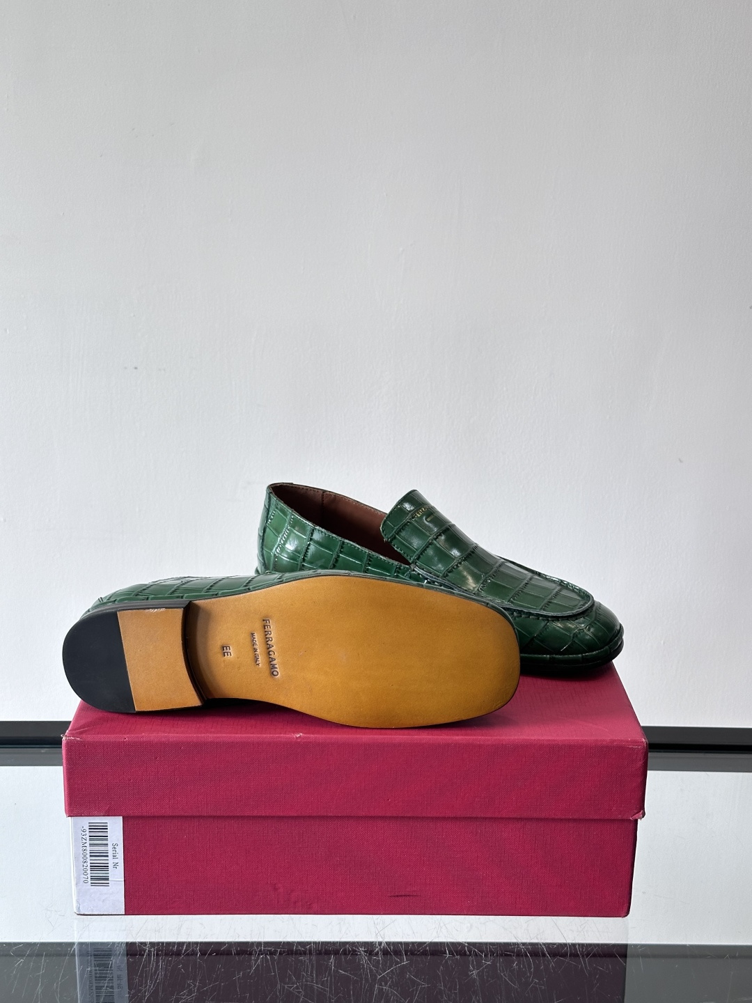 F菲拉格慕鳄鱼压纹乐福鞋这款乐福鞋采用鳄鱼压纹皮革，质感细腻耐用，低调又有奢华感十。经典平底设计，真皮大