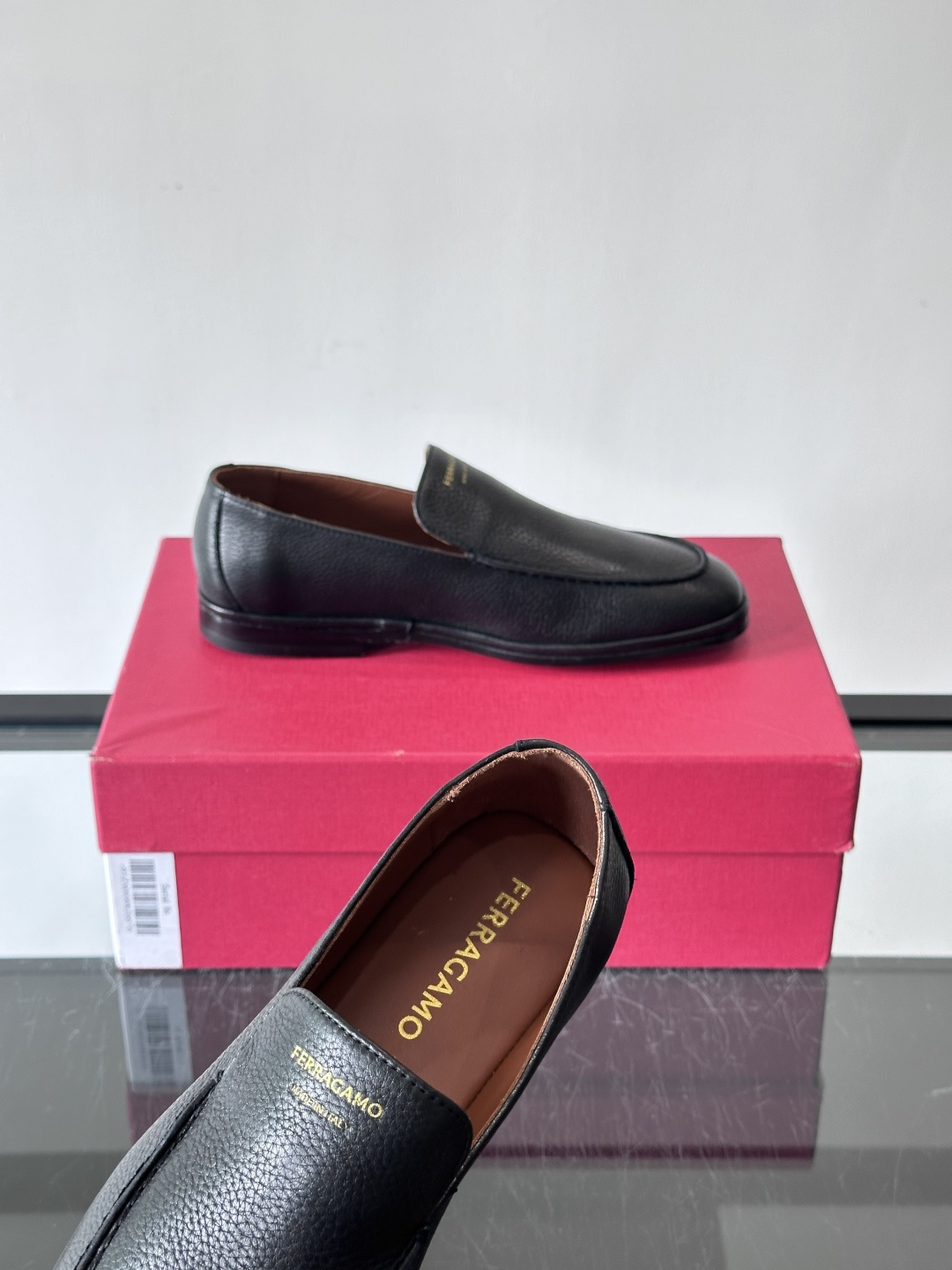 F菲拉格慕乐福鞋这款乐福鞋选用优质皮革，鞋面细腻耐用，内里柔软舒适，长时间穿也很OK！真皮大底。走路更安