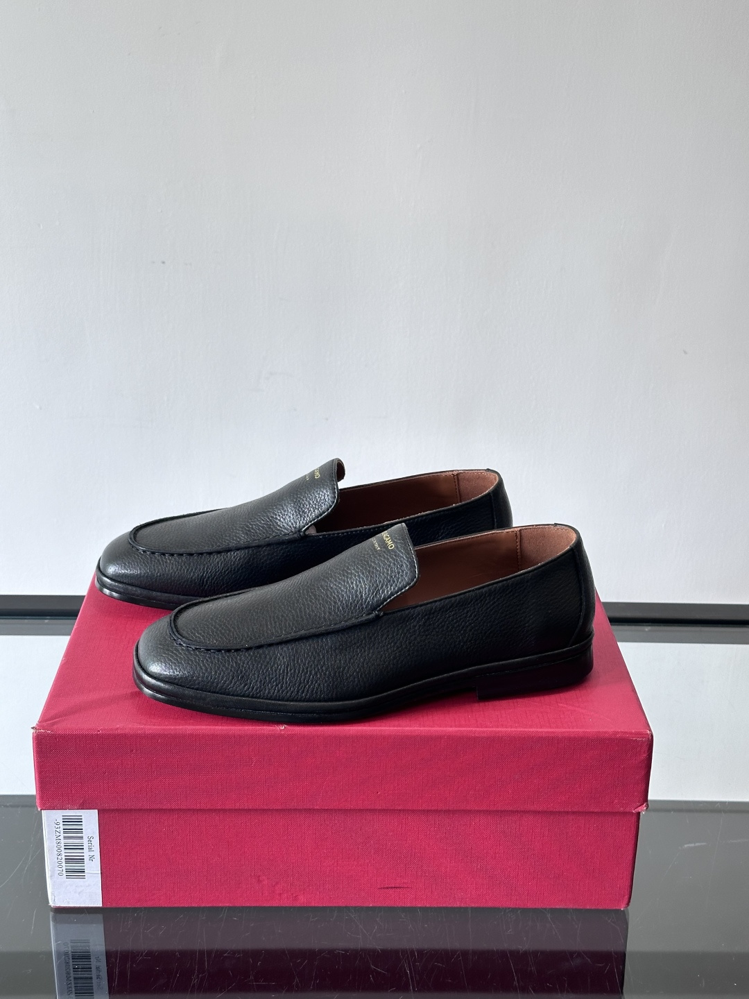 F菲拉格慕乐福鞋这款乐福鞋选用优质皮革，鞋面细腻耐用，内里柔软舒适，长时间穿也很OK！真皮大底。走路更安