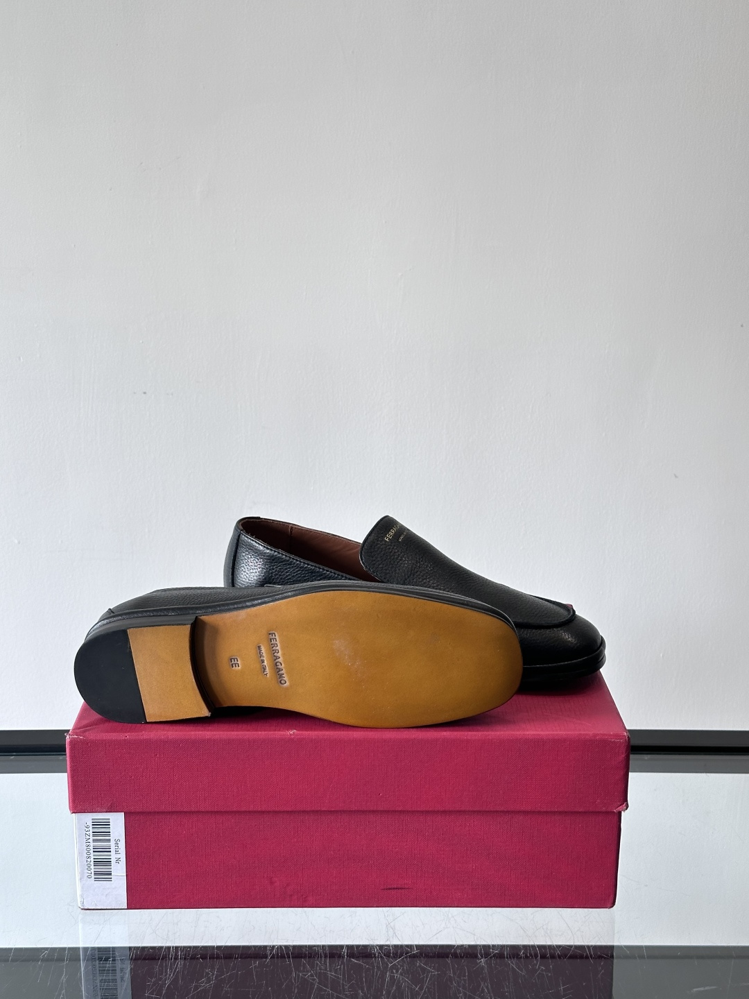 F菲拉格慕乐福鞋这款乐福鞋选用优质皮革，鞋面细腻耐用，内里柔软舒适，长时间穿也很OK！真皮大底。走路更安