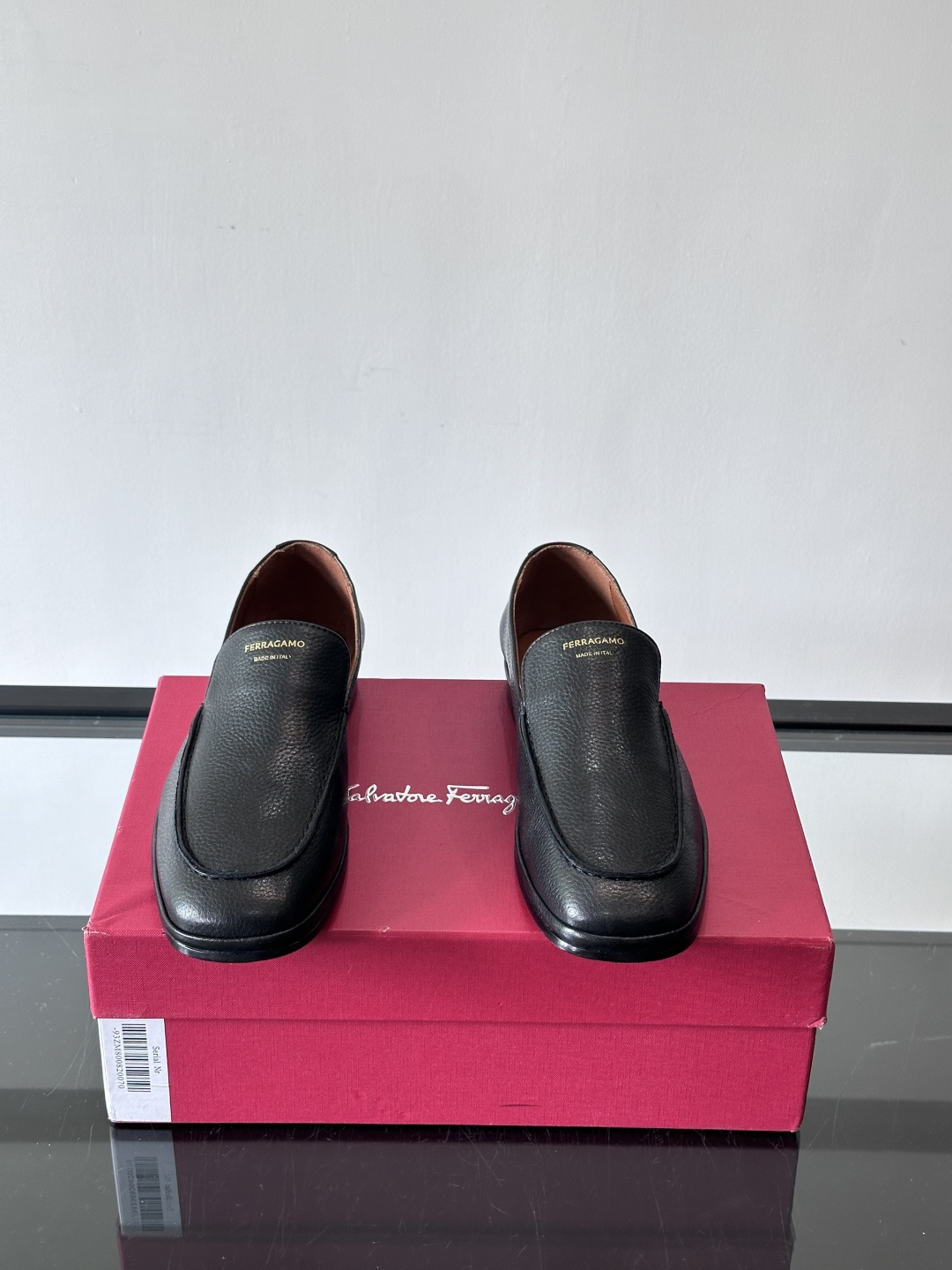 F菲拉格慕乐福鞋这款乐福鞋选用优质皮革，鞋面细腻耐用，内里柔软舒适，长时间穿也很OK！真皮大底。走路更安