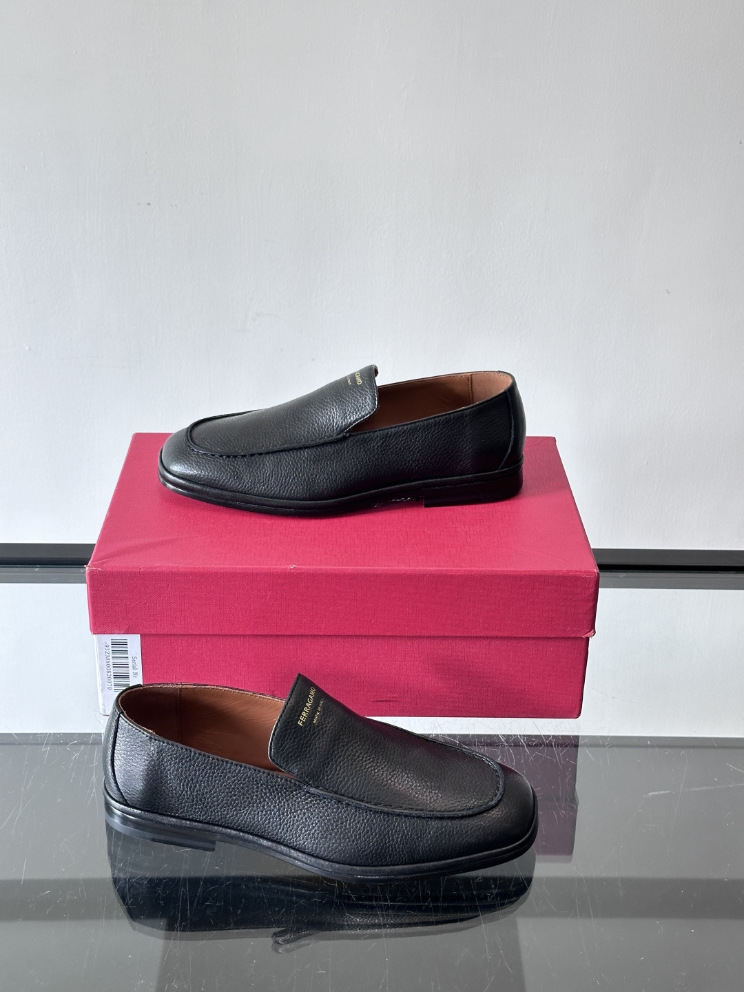 F菲拉格慕乐福鞋这款乐福鞋选用优质皮革，鞋面细腻耐用，内里柔软舒适，长时间穿也很OK！真皮大底。走路更安