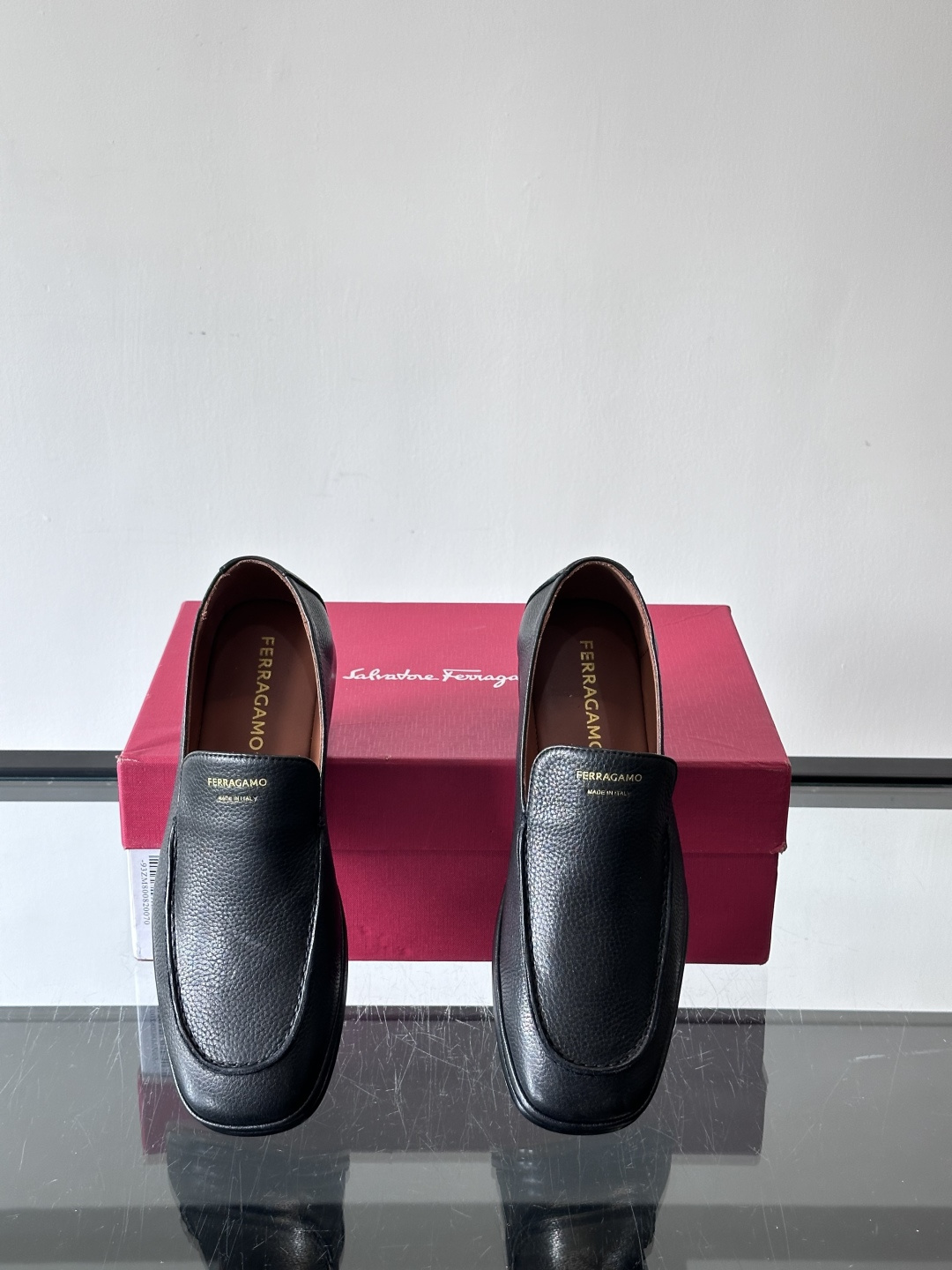 F菲拉格慕乐福鞋这款乐福鞋选用优质皮革，鞋面细腻耐用，内里柔软舒适，长时间穿也很OK！真皮大底。走路更安