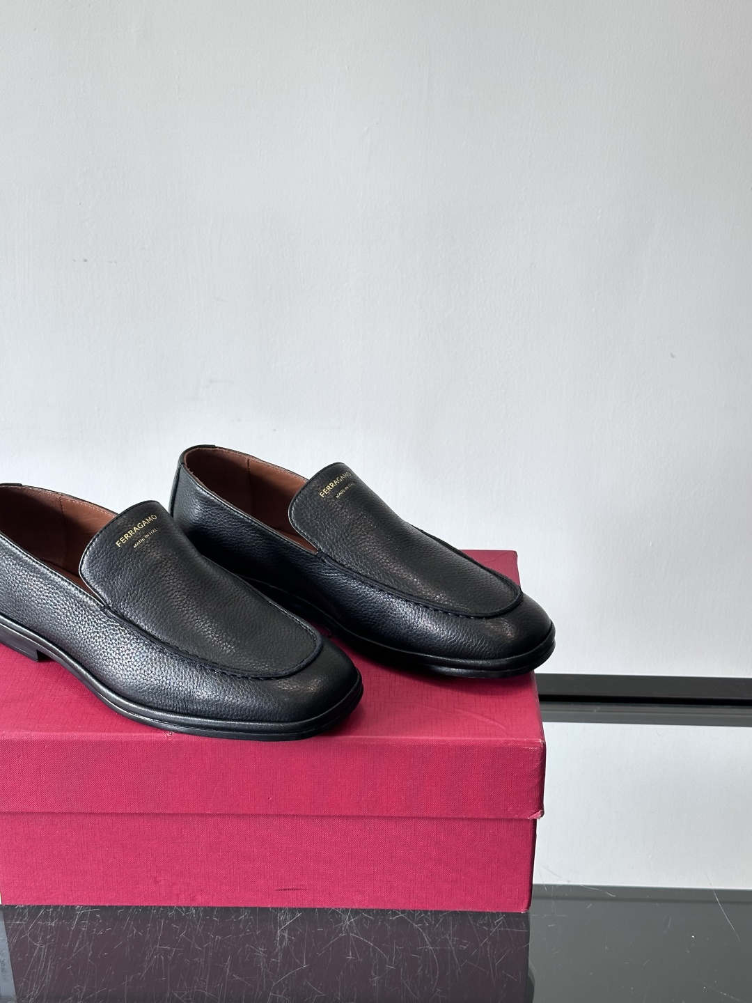 F菲拉格慕乐福鞋这款乐福鞋选用优质皮革，鞋面细腻耐用，内里柔软舒适，长时间穿也很OK！真皮大底。走路更安