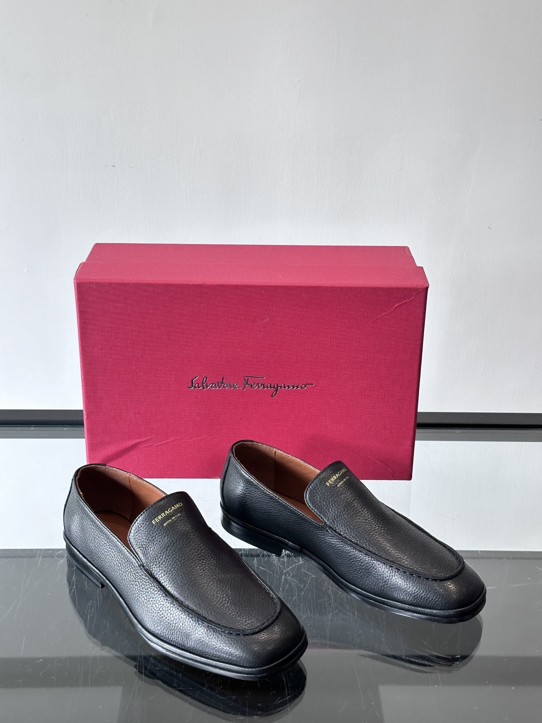 F菲拉格慕乐福鞋这款乐福鞋选用优质皮革，鞋面细腻耐用，内里柔软舒适，长时间穿也很OK！真皮大底。走路更安