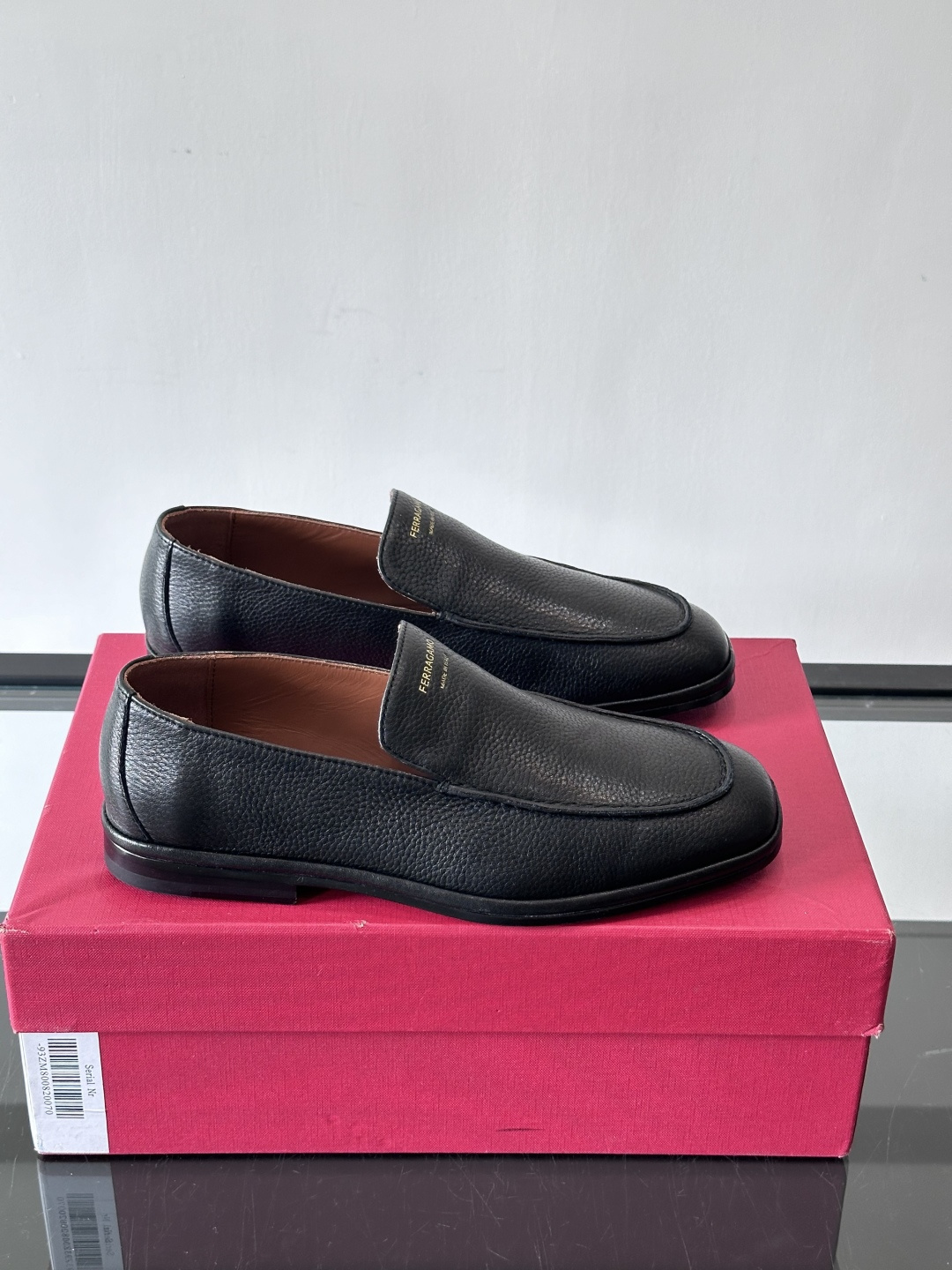 F菲拉格慕乐福鞋这款乐福鞋选用优质皮革，鞋面细腻耐用，内里柔软舒适，长时间穿也很OK！真皮大底。走路更安