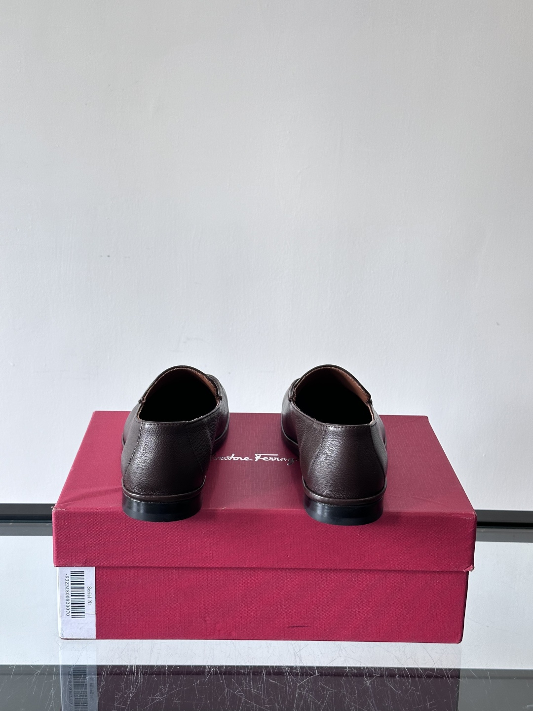 F菲拉格慕乐福鞋这款乐福鞋选用优质皮革，鞋面细腻耐用，内里柔软舒适，长时间穿也很OK！真皮大底。走路更安