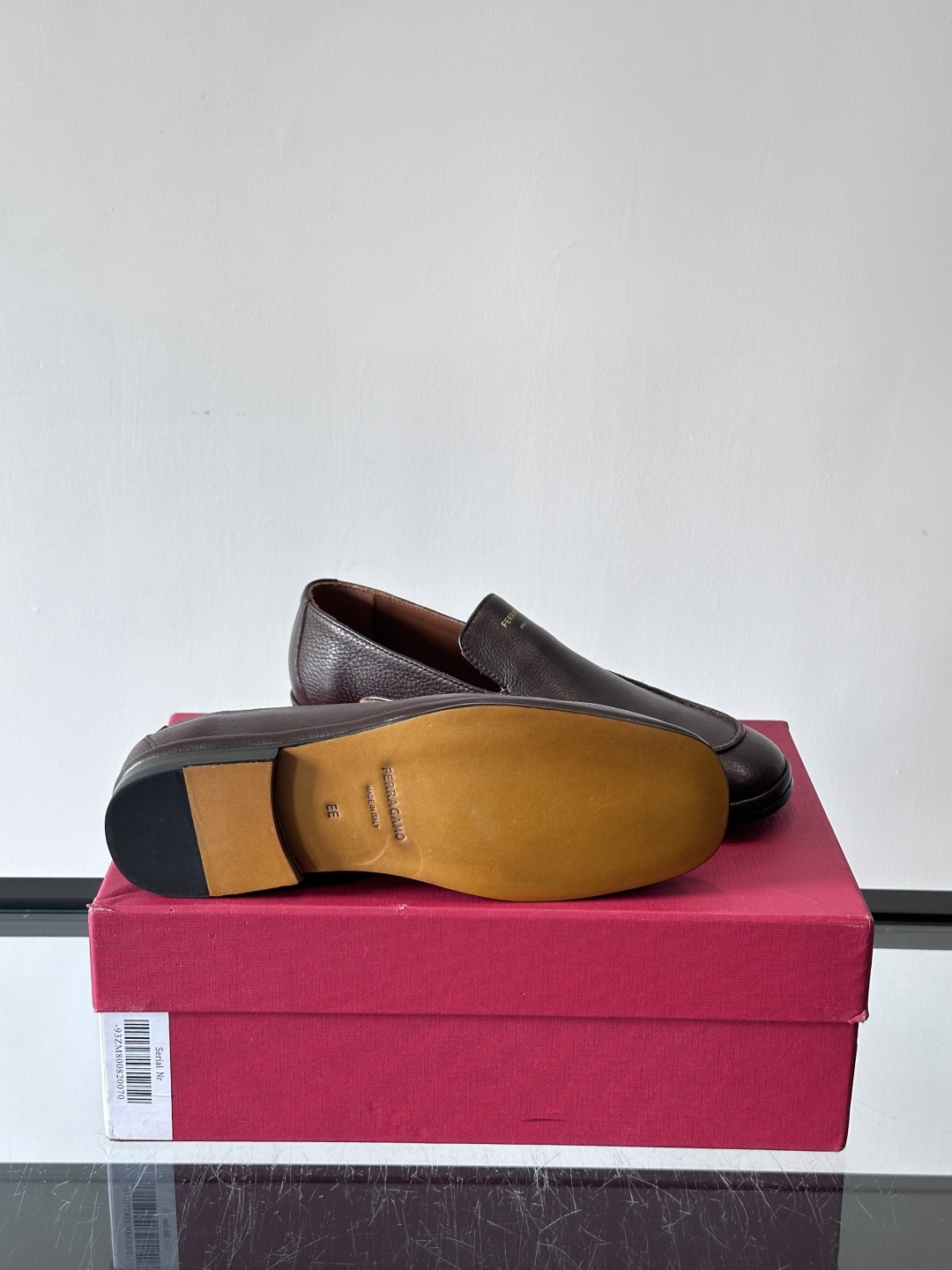 F菲拉格慕乐福鞋这款乐福鞋选用优质皮革，鞋面细腻耐用，内里柔软舒适，长时间穿也很OK！真皮大底。走路更安