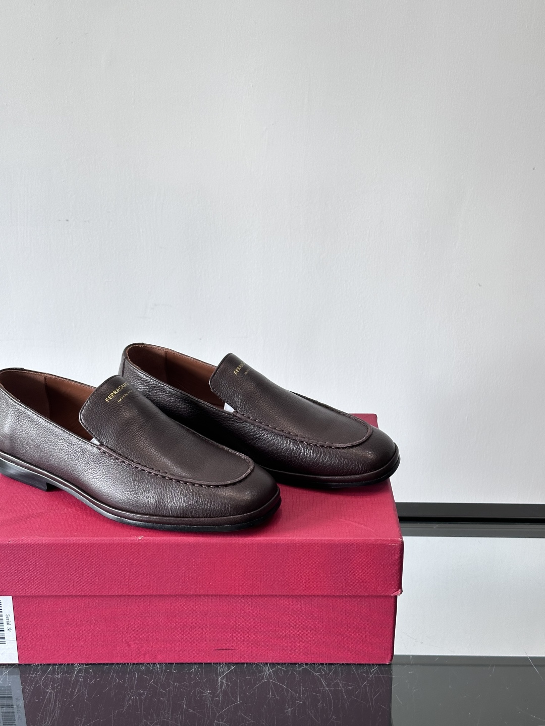 F菲拉格慕乐福鞋这款乐福鞋选用优质皮革，鞋面细腻耐用，内里柔软舒适，长时间穿也很OK！真皮大底。走路更安