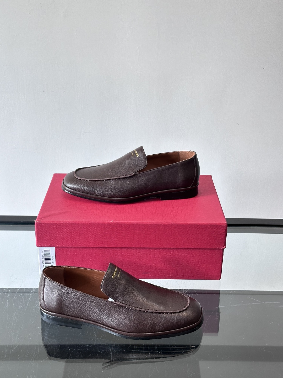 F菲拉格慕乐福鞋这款乐福鞋选用优质皮革，鞋面细腻耐用，内里柔软舒适，长时间穿也很OK！真皮大底。走路更安