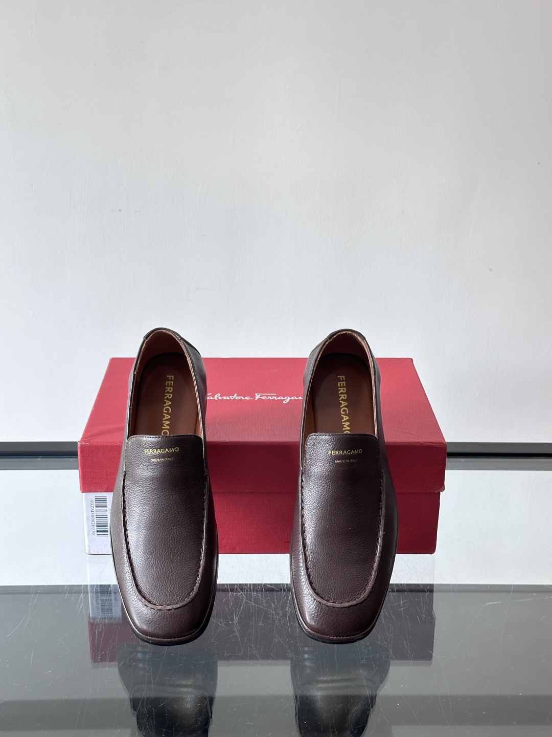 F菲拉格慕乐福鞋这款乐福鞋选用优质皮革，鞋面细腻耐用，内里柔软舒适，长时间穿也很OK！真皮大底。走路更安