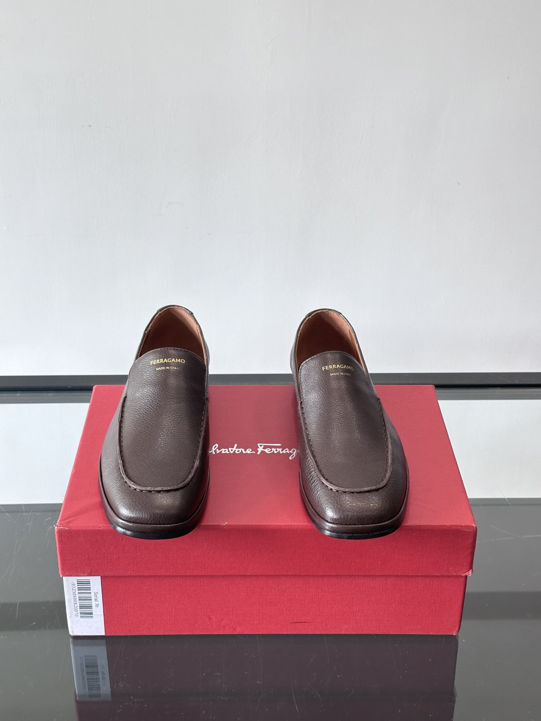 F菲拉格慕乐福鞋这款乐福鞋选用优质皮革，鞋面细腻耐用，内里柔软舒适，长时间穿也很OK！真皮大底。走路更安