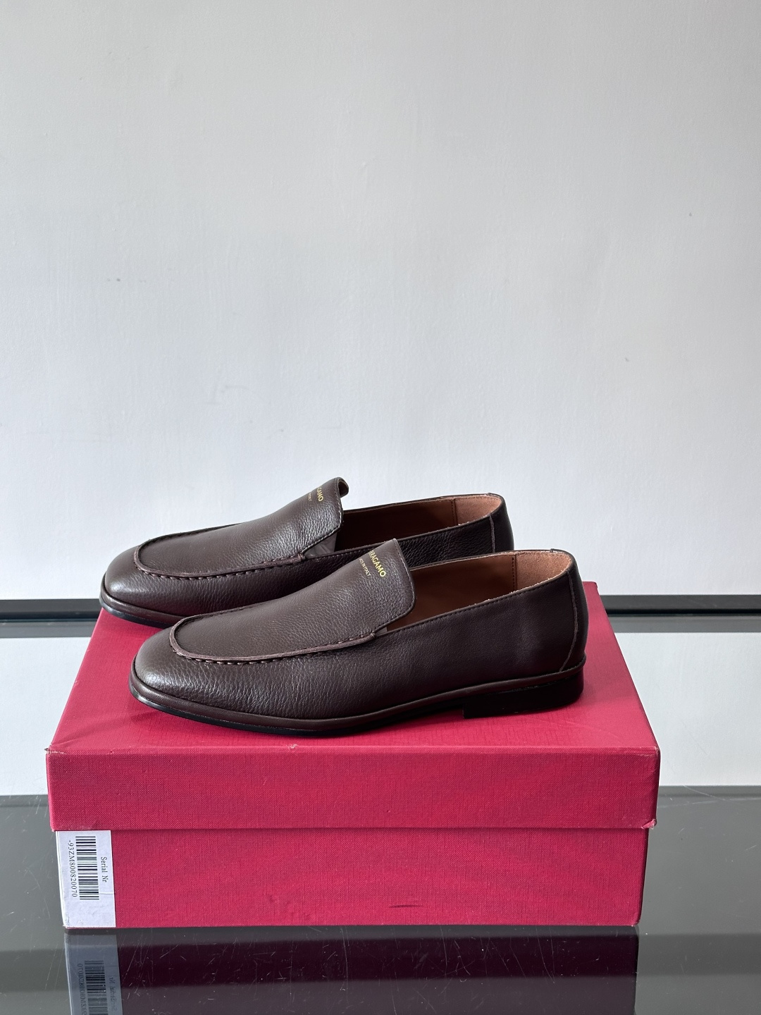 F菲拉格慕乐福鞋这款乐福鞋选用优质皮革，鞋面细腻耐用，内里柔软舒适，长时间穿也很OK！真皮大底。走路更安