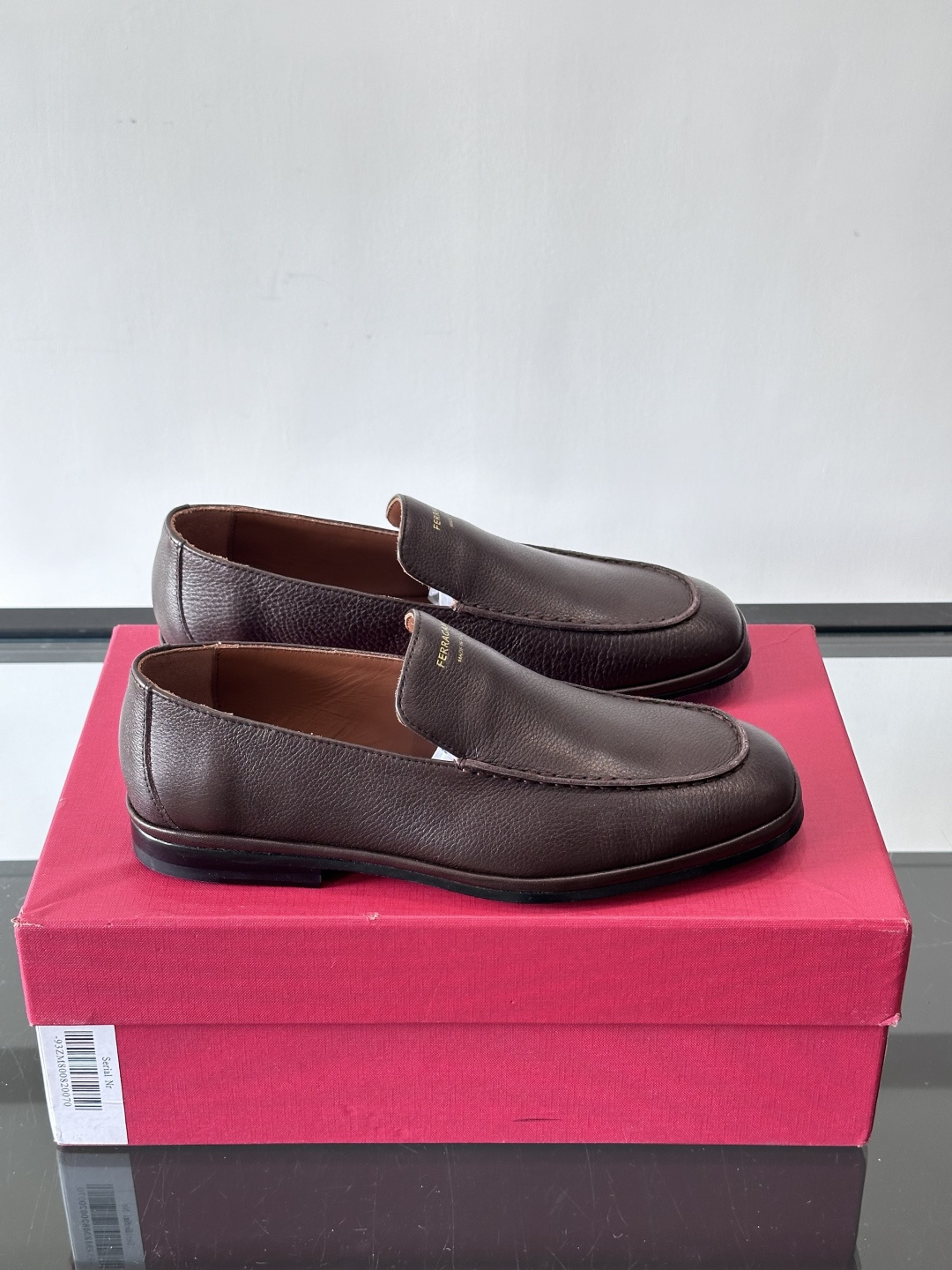 F菲拉格慕乐福鞋这款乐福鞋选用优质皮革，鞋面细腻耐用，内里柔软舒适，长时间穿也很OK！真皮大底。走路更安